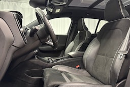 punainen Volvo XC40 2021 kuva 19.