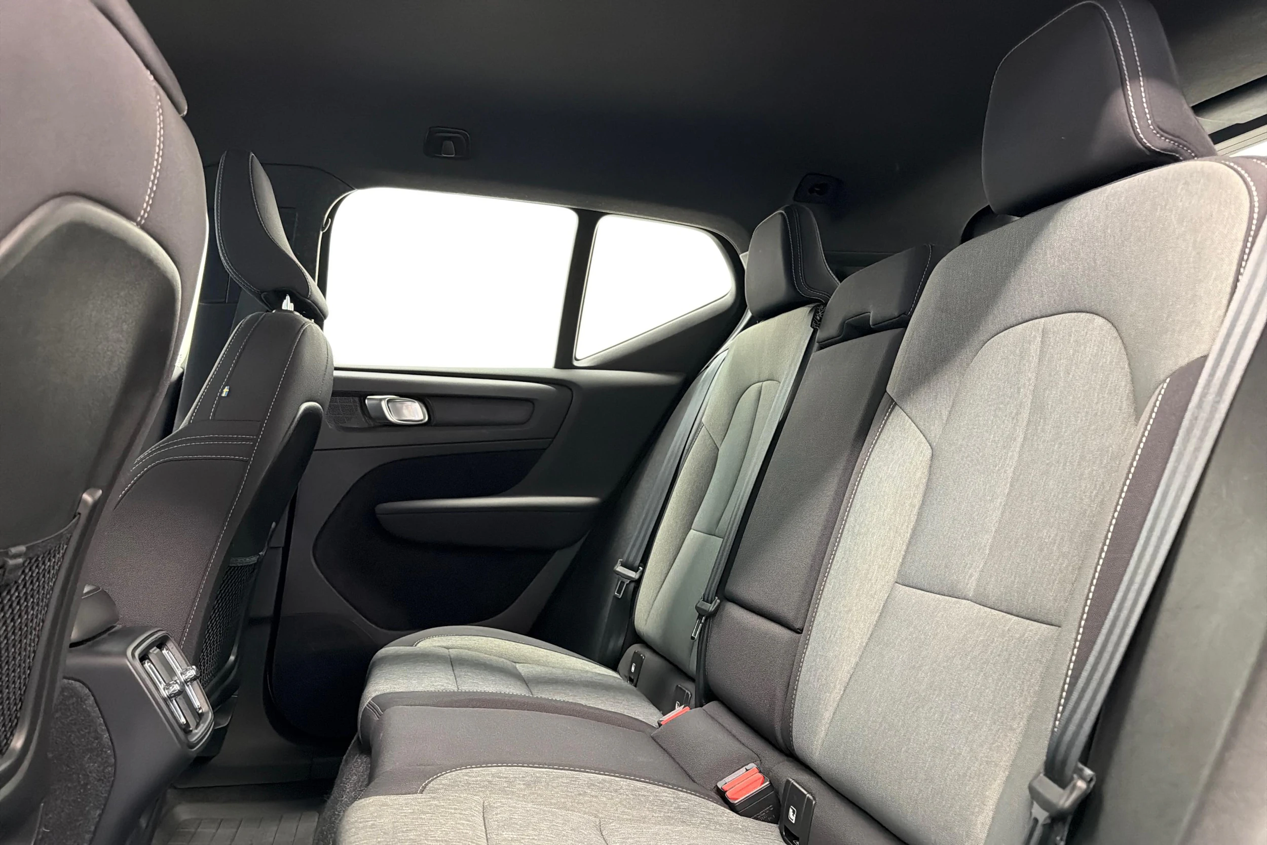 valkoinen Volvo XC40 2021 kuva 8.