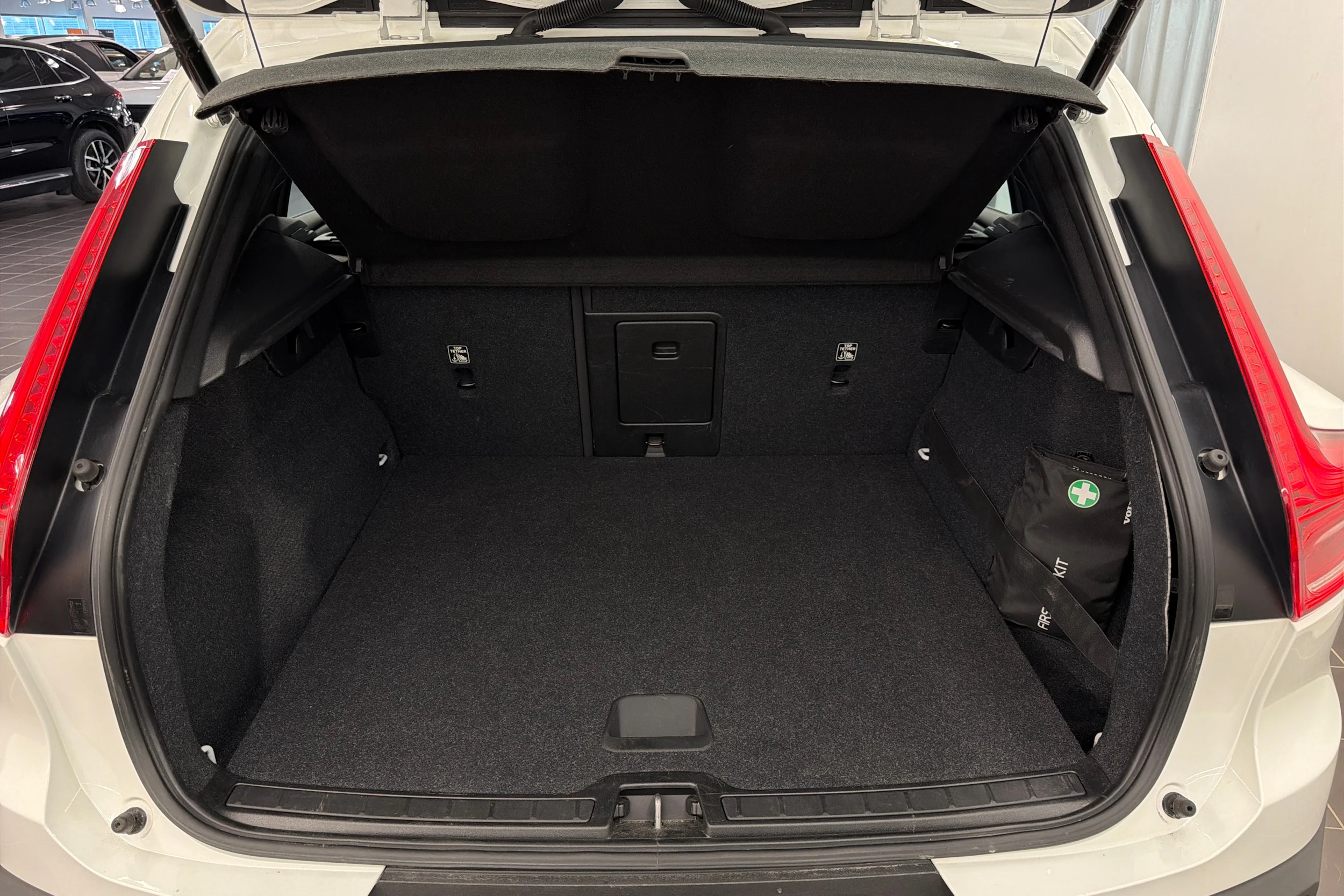 valkoinen Volvo XC40 2021 kuva 11.