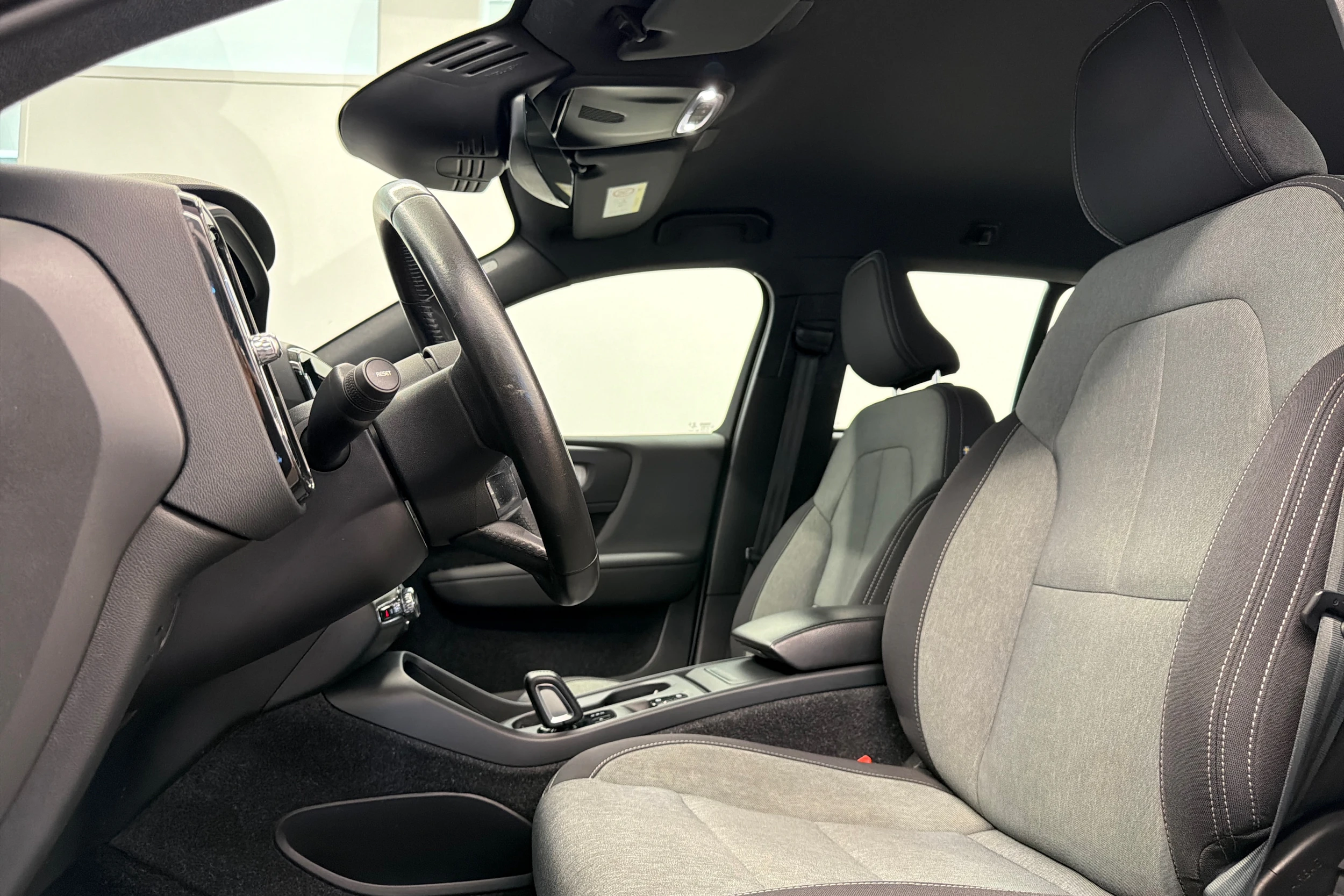 valkoinen Volvo XC40 2021 kuva 14.
