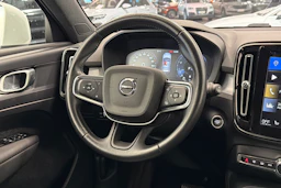 valkoinen Volvo XC40 2021 kuva 15.