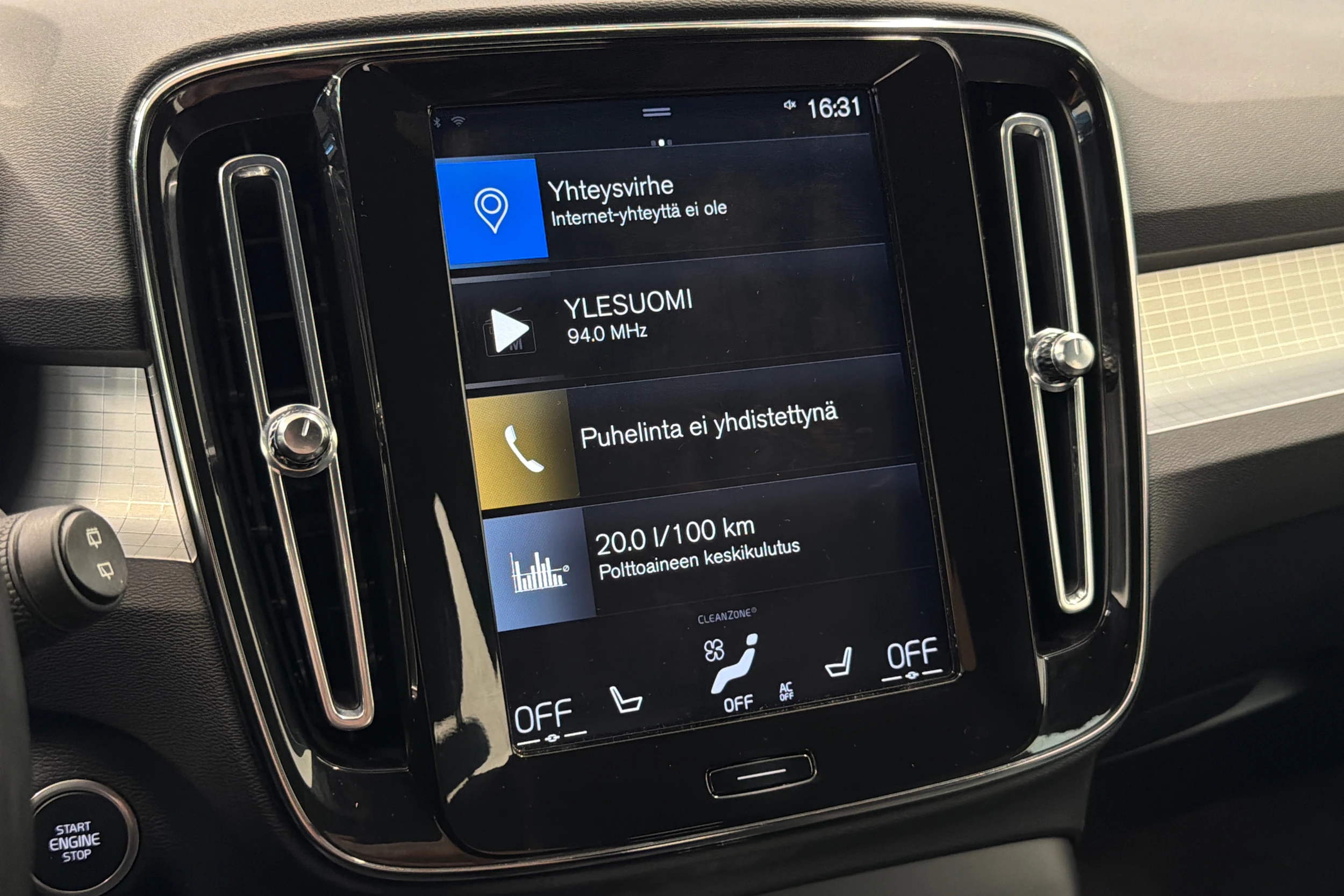 valkoinen Volvo XC40 2021 kuva 22.