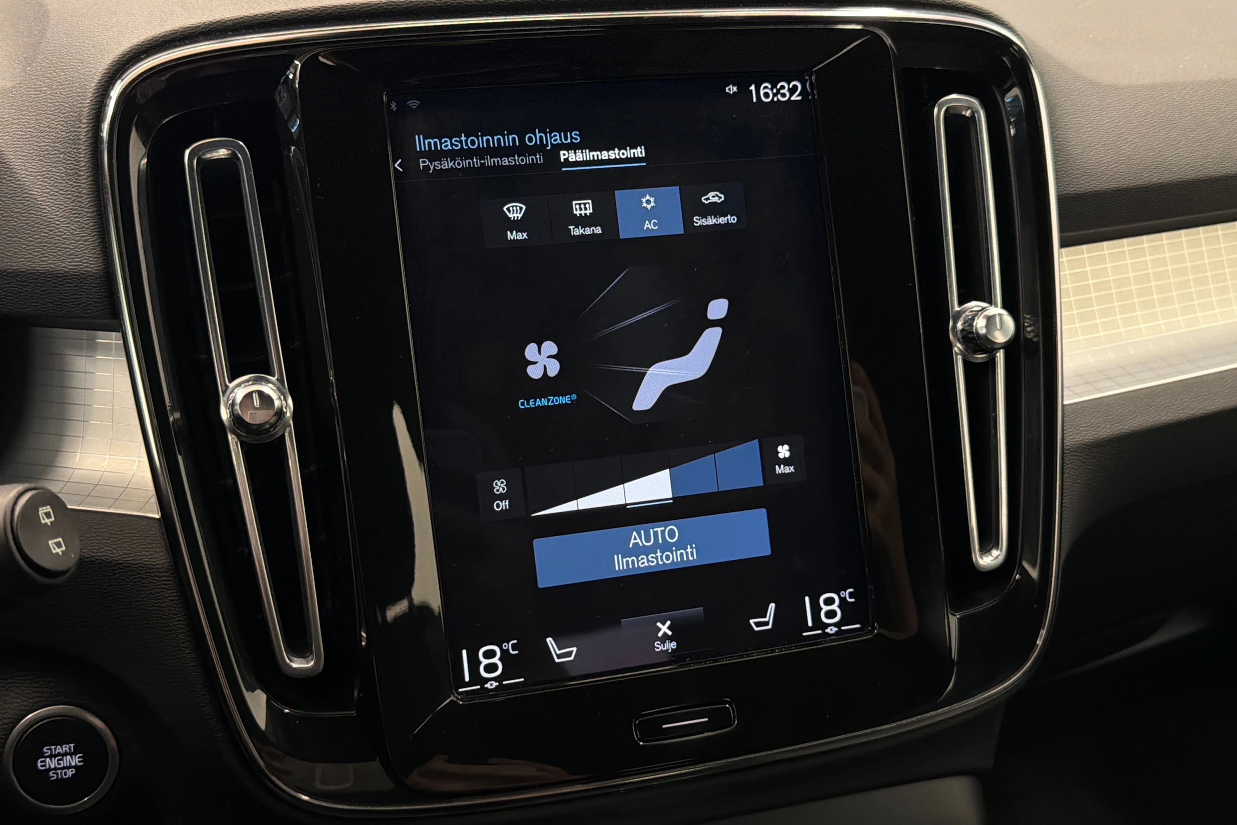 valkoinen Volvo XC40 2021 kuva 23.