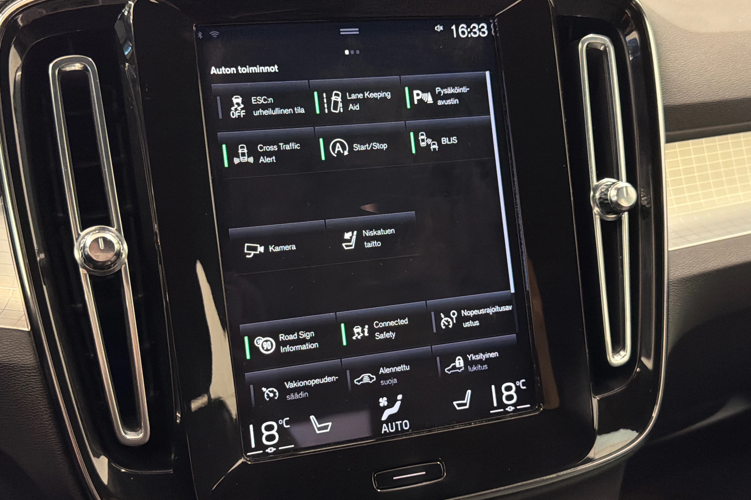 valkoinen Volvo XC40 2021 kuva 25.
