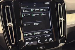 valkoinen Volvo XC40 2021 kuva 25.