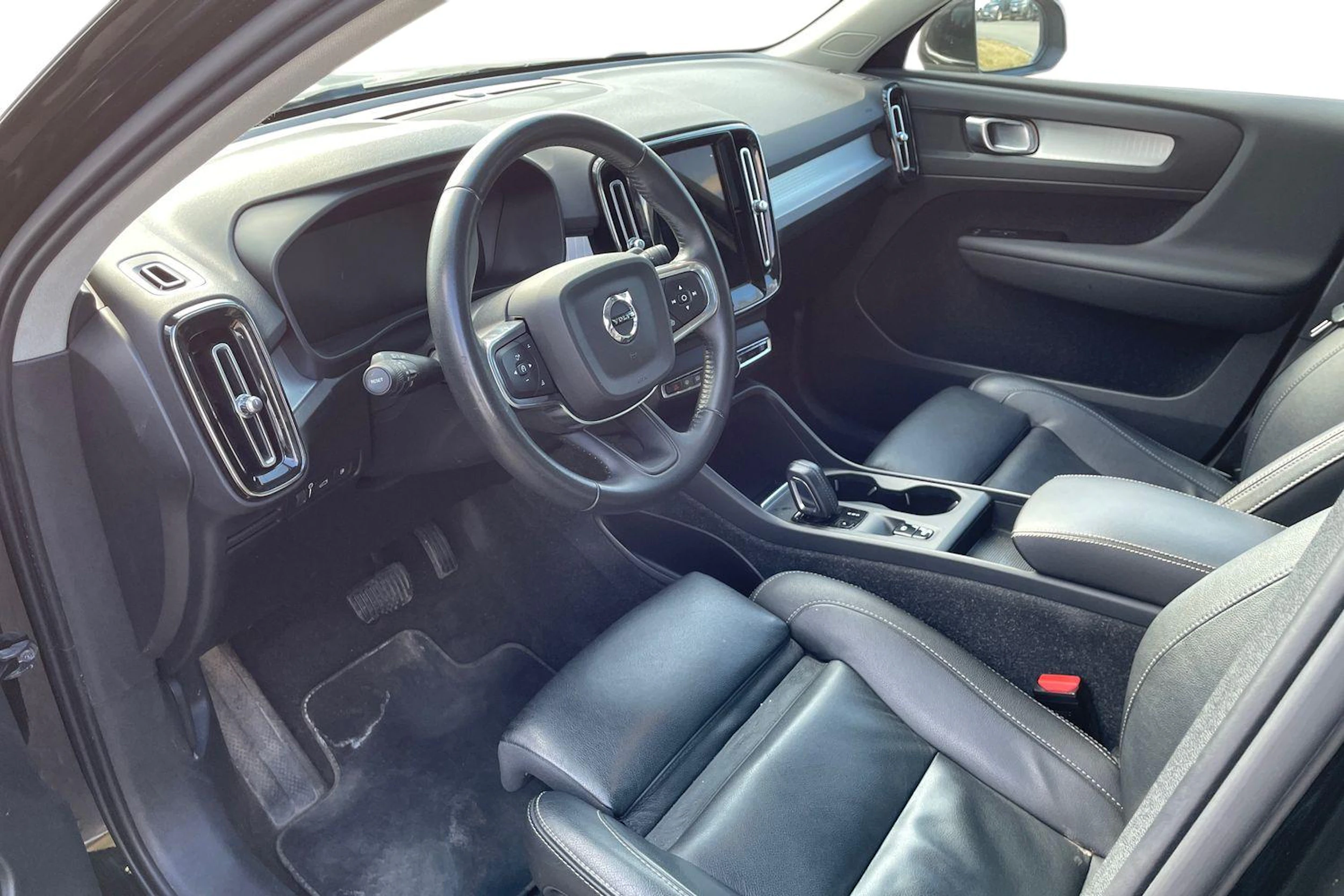 musta Volvo XC40 2021 kuva 3.