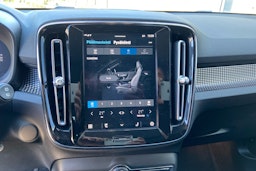 punainen Volvo XC40 2021 kuva 11.