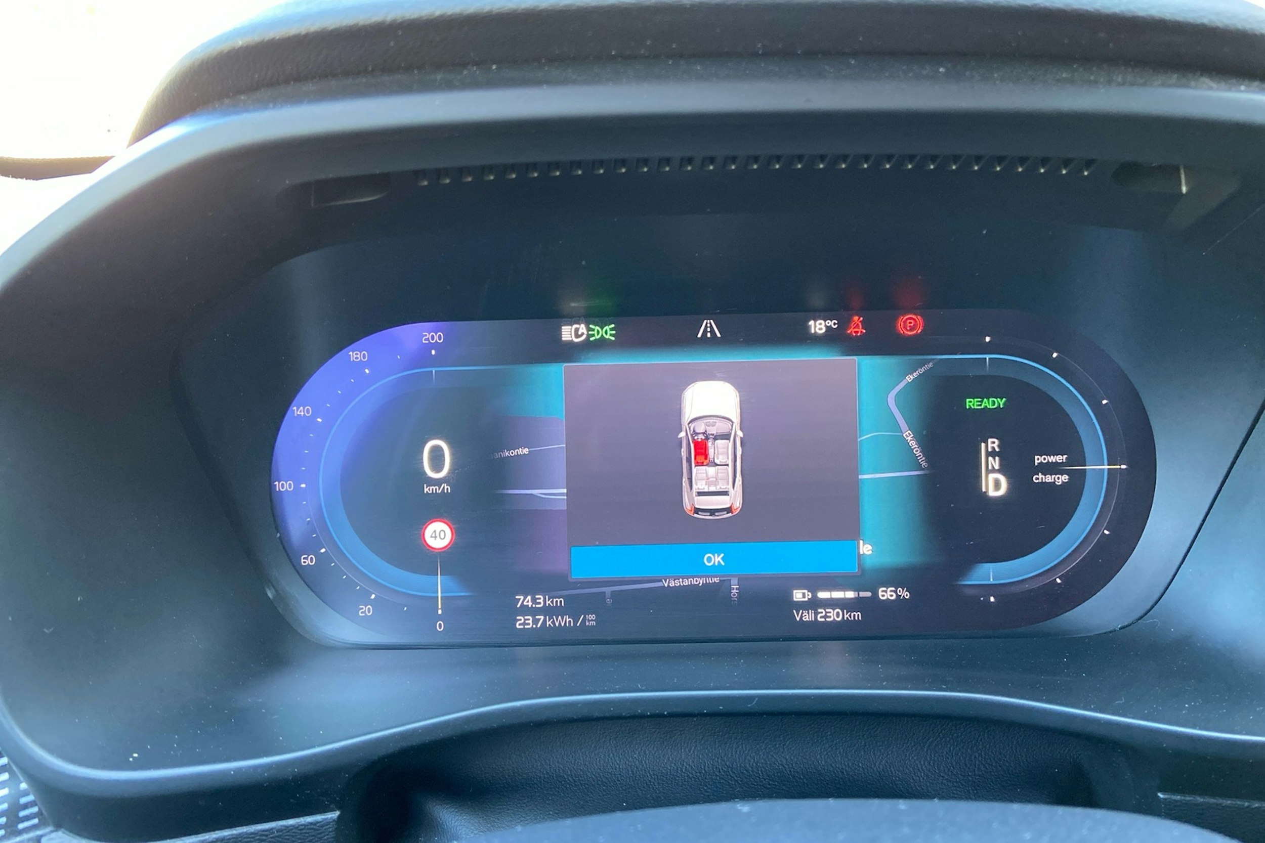 punainen Volvo XC40 2021 kuva 12.