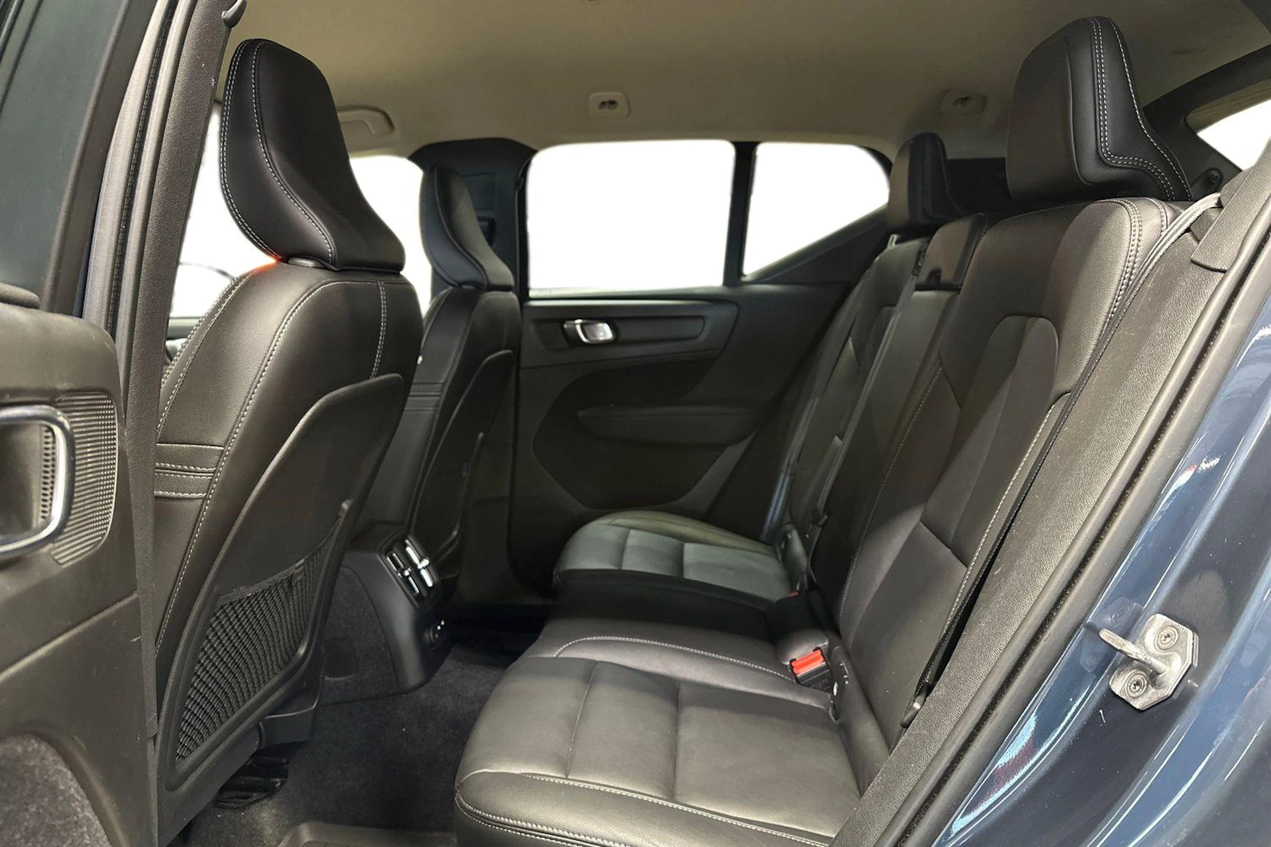 sininen Volvo XC40 2021 kuva 11.