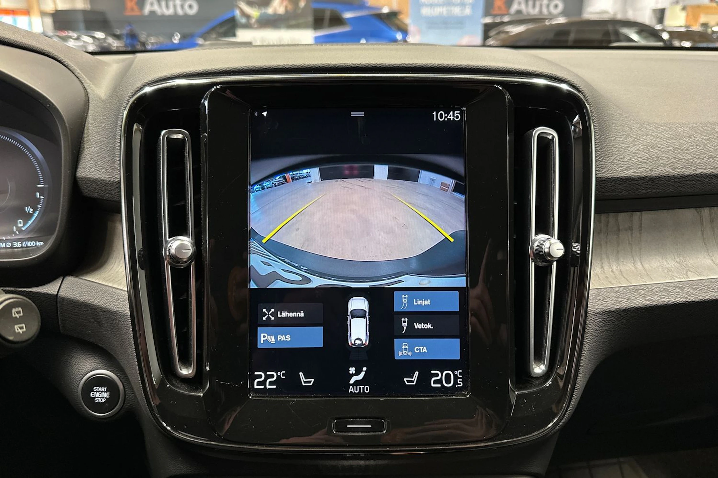sininen Volvo XC40 2021 kuva 24.