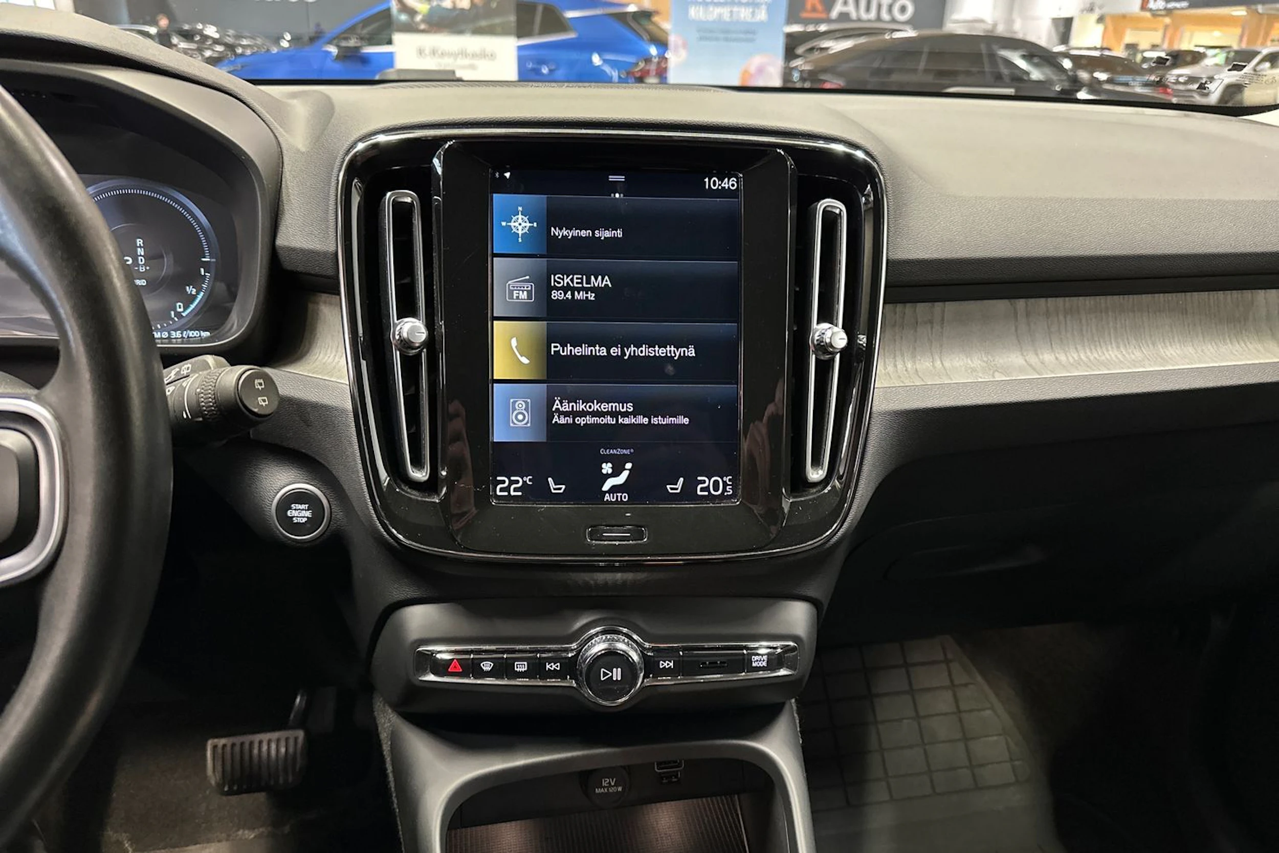 sininen Volvo XC40 2021 kuva 25.