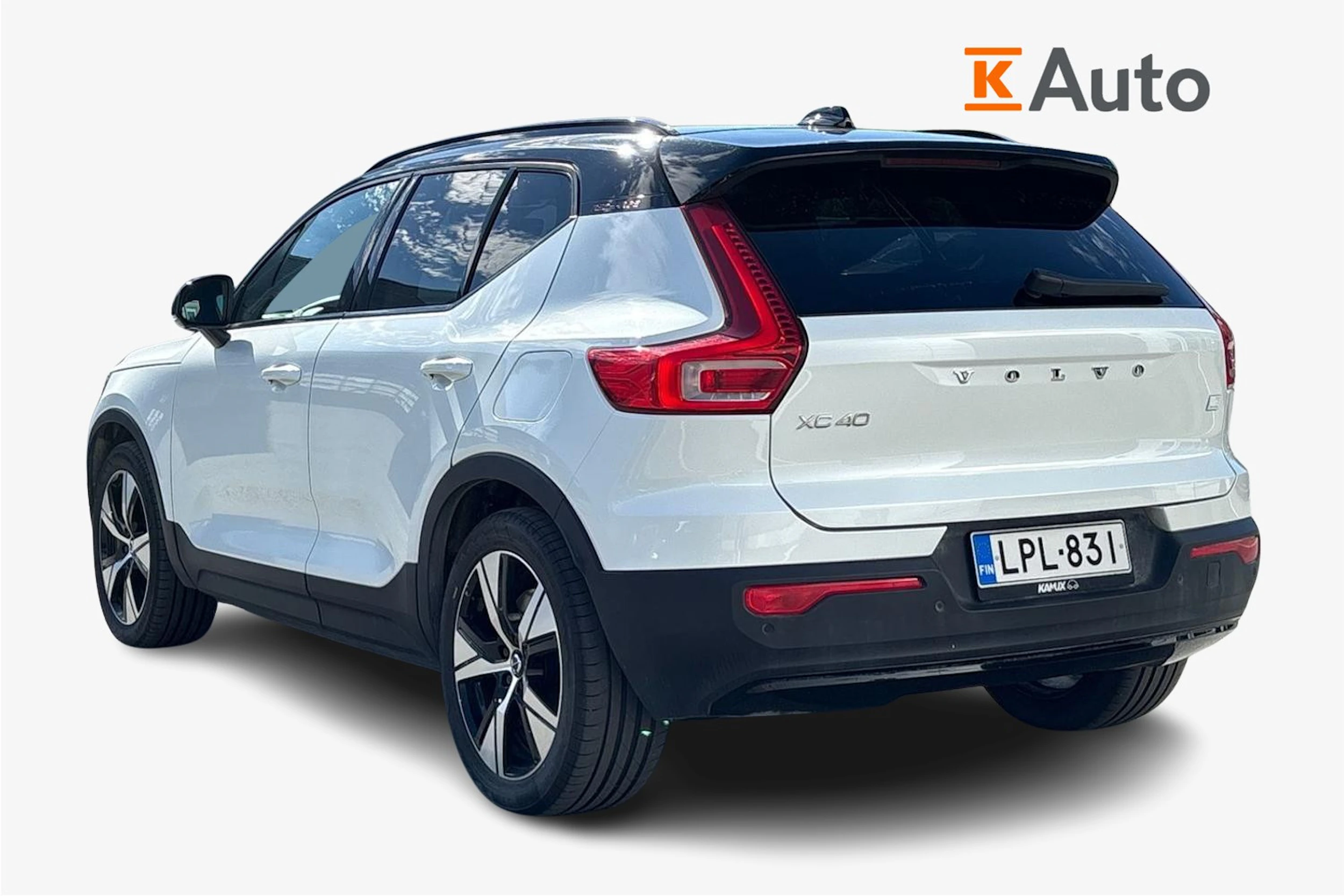 valkoinen Volvo XC40 2021 kuva 2.