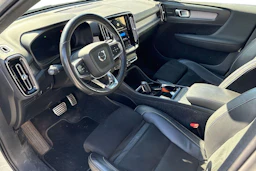 valkoinen Volvo XC40 2021 kuva 3.