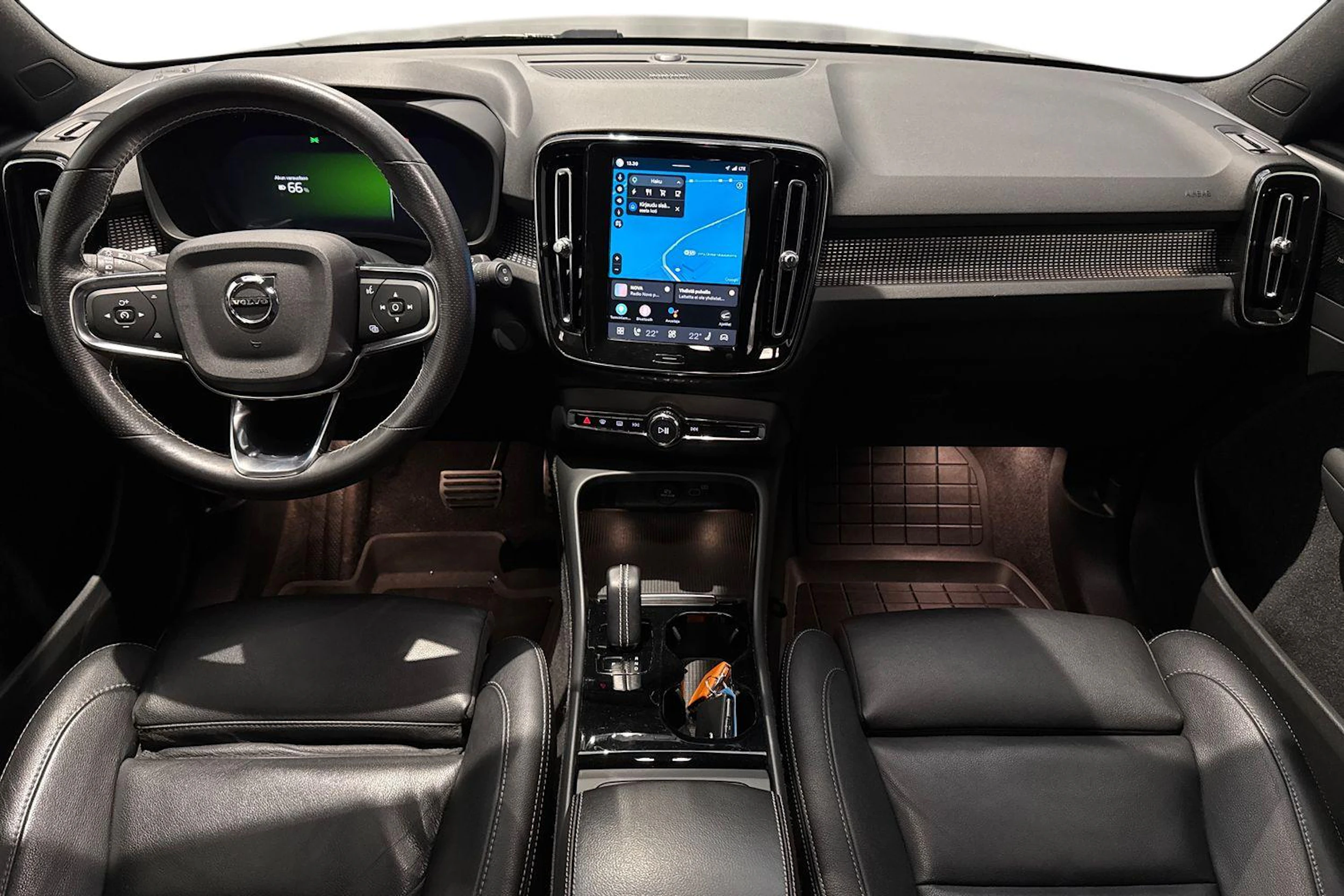 musta Volvo XC40 2021 kuva 9.