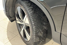 musta Volvo XC40 2021 kuva 13.