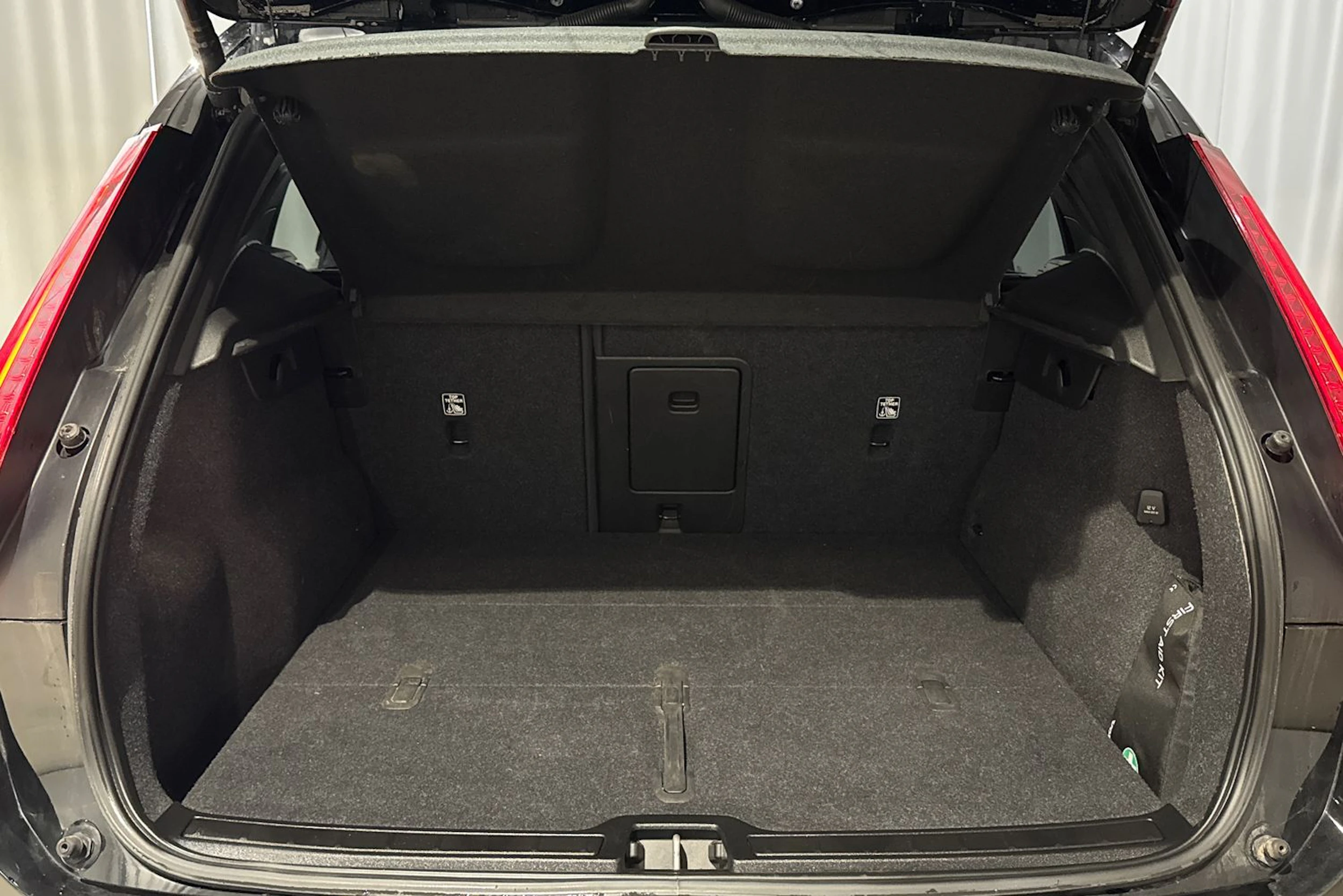 musta Volvo XC40 2021 kuva 16.