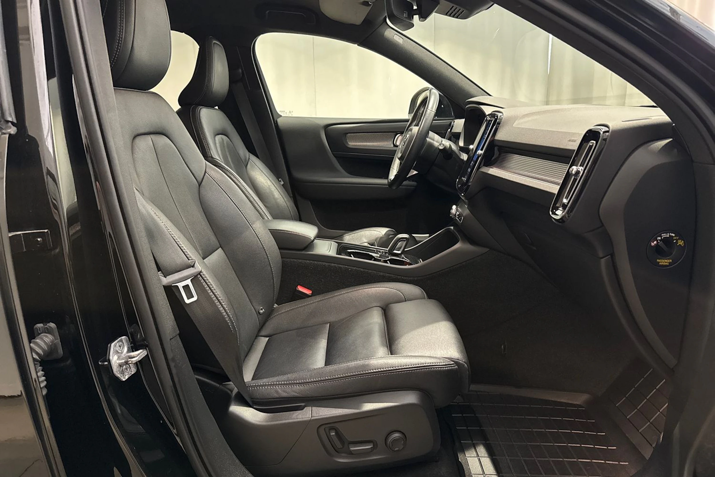 musta Volvo XC40 2021 kuva 18.