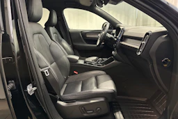 musta Volvo XC40 2021 kuva 18.