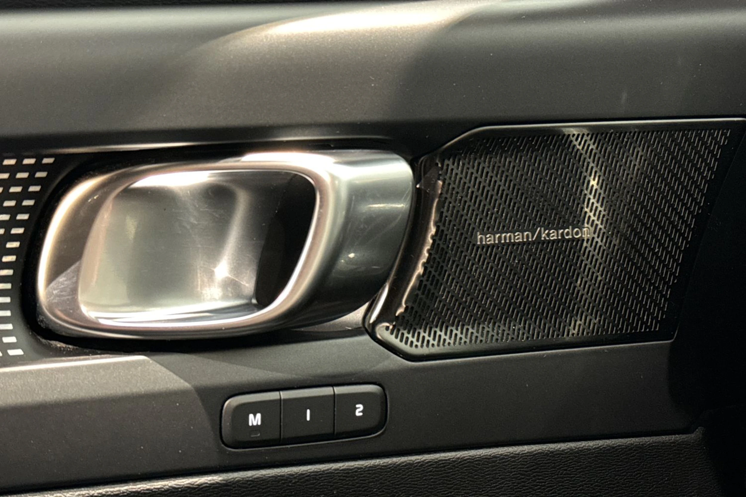 musta Volvo XC40 2021 kuva 19.