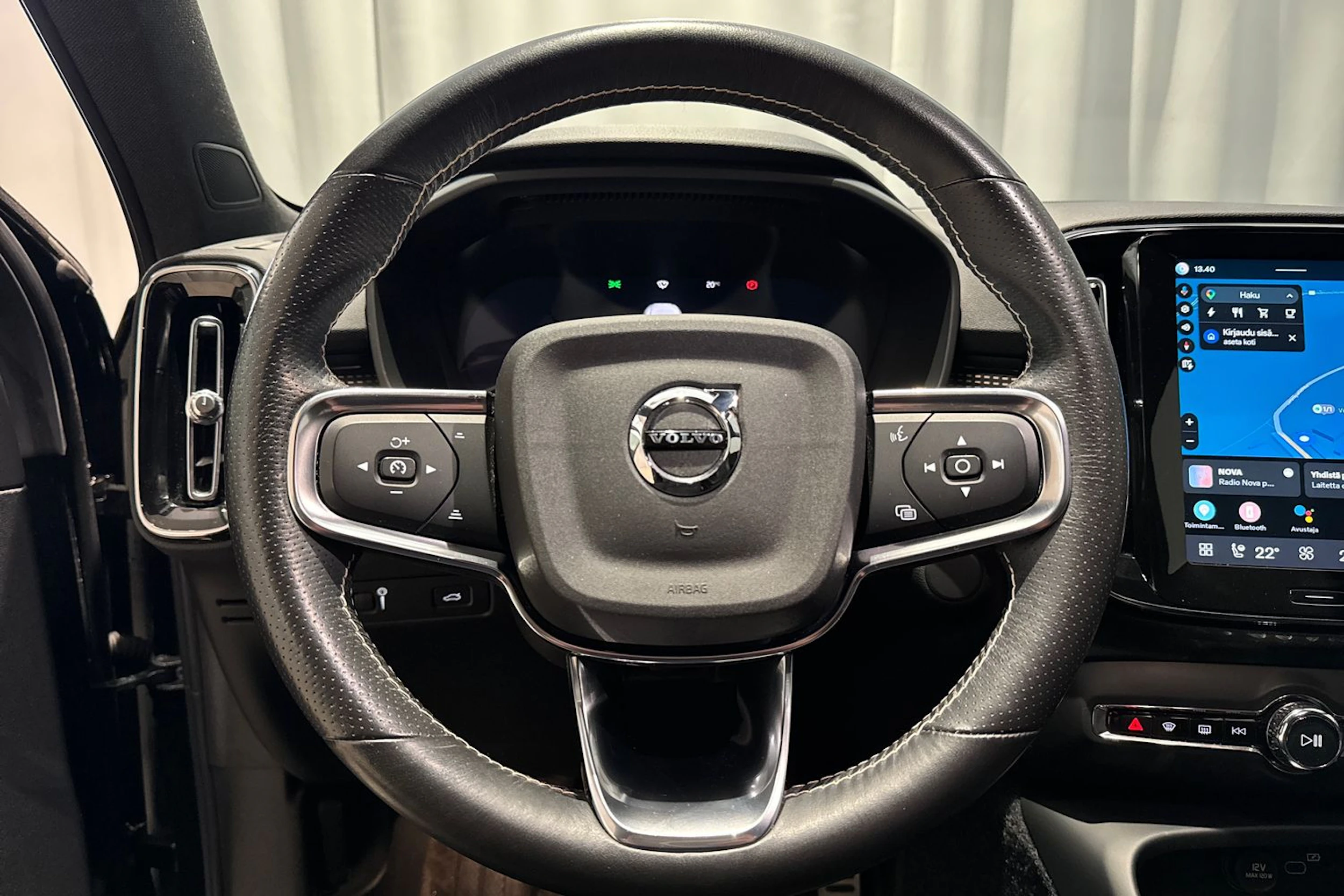 musta Volvo XC40 2021 kuva 20.