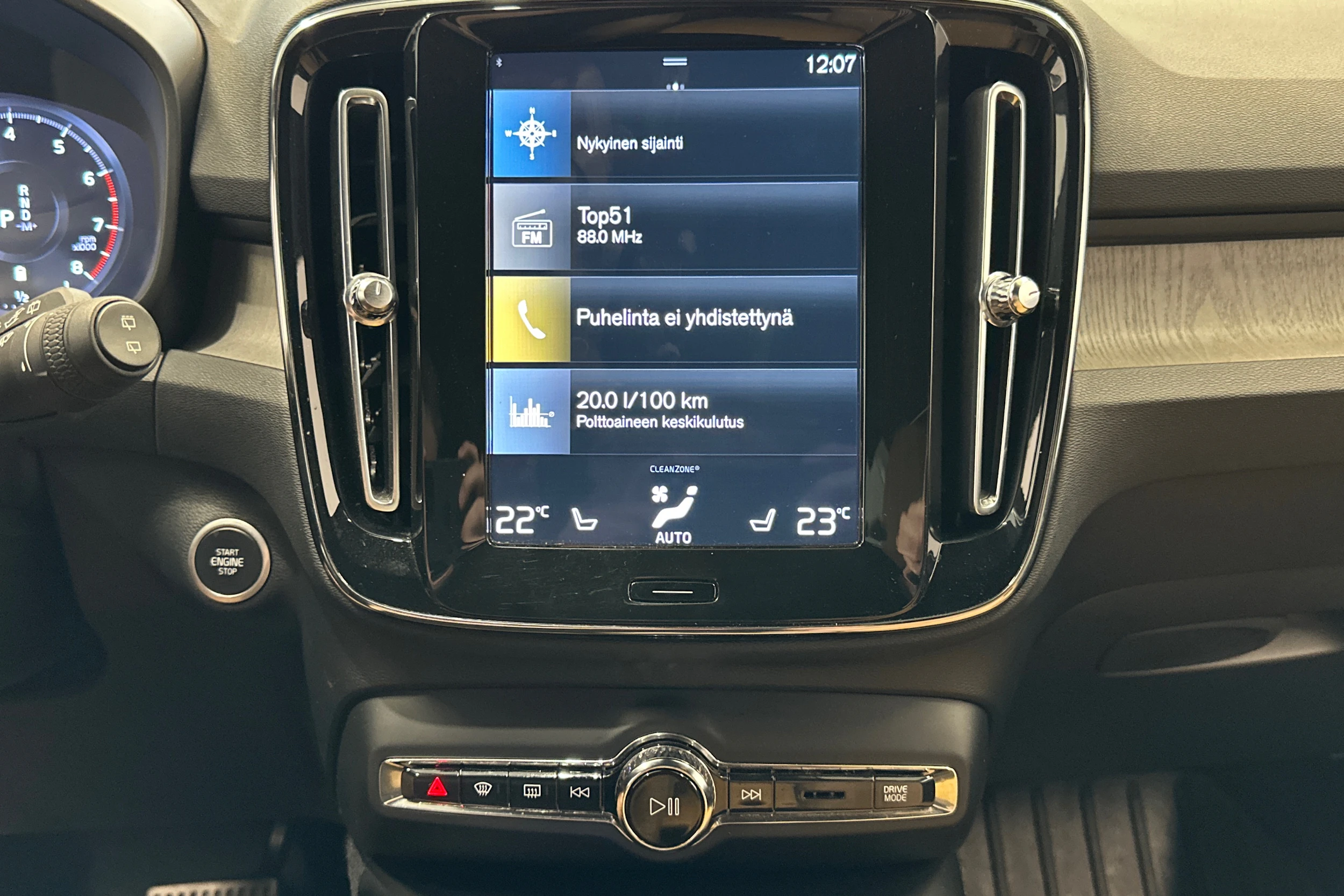 Harmaa Volvo XC40 2021 kuva 16.