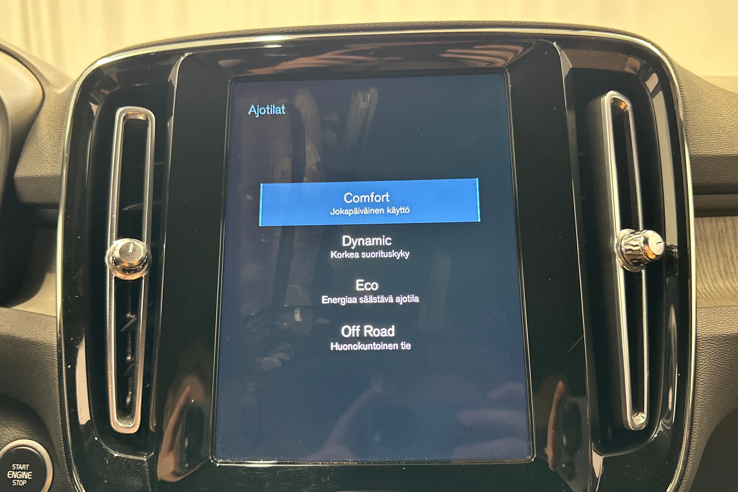 Harmaa Volvo XC40 2021 kuva 21.