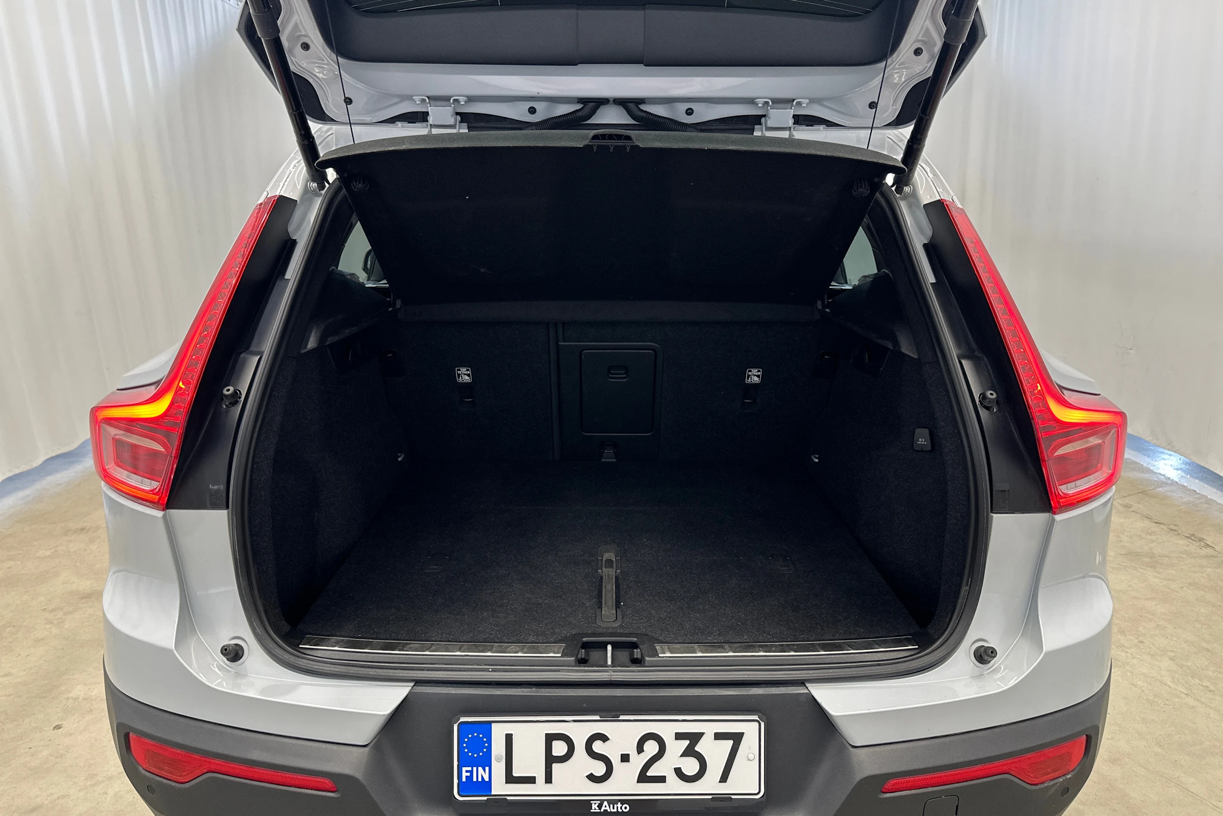 Harmaa Volvo XC40 2021 kuva 27.