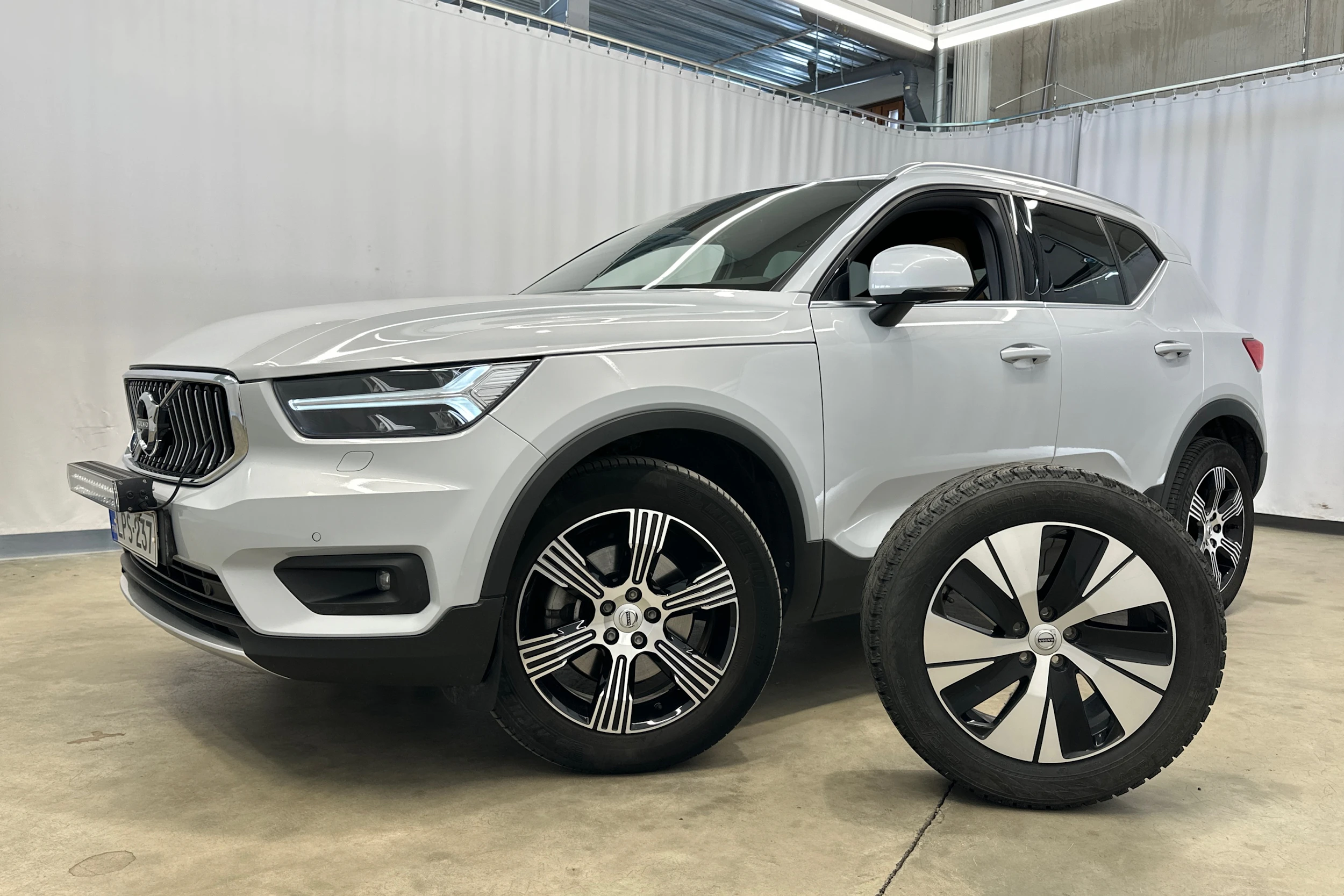 Harmaa Volvo XC40 2021 kuva 30.