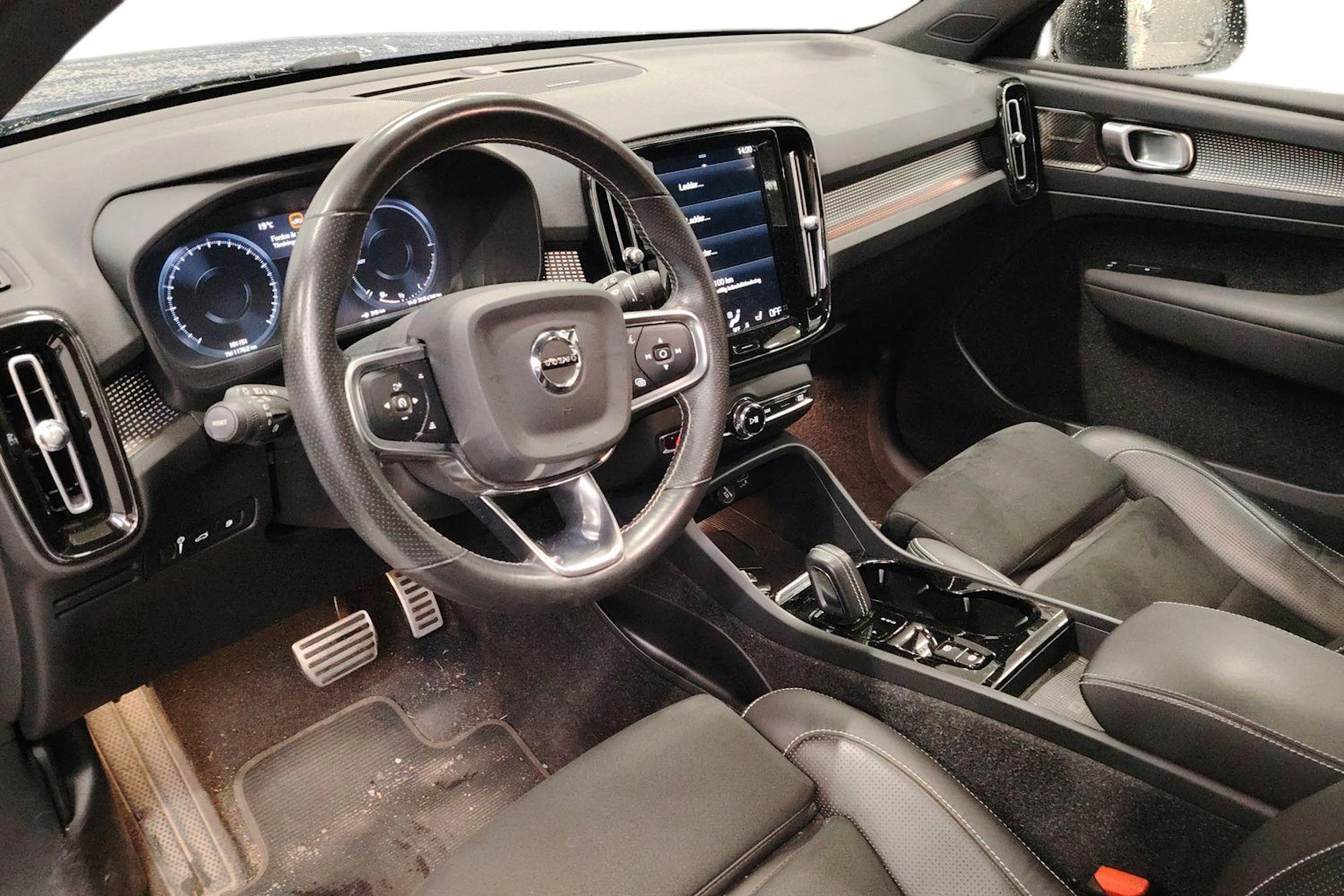 Sininen Volvo XC40 2021 kuva 3.