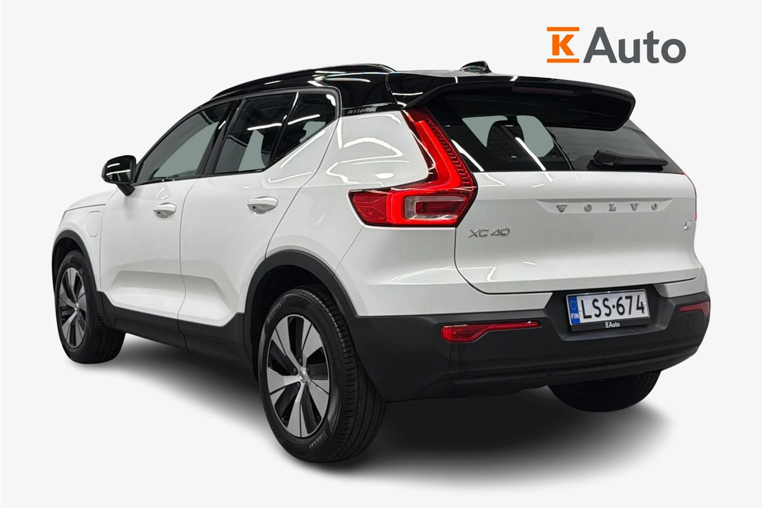 valkoinen Volvo XC40 2021 kuva 2.
