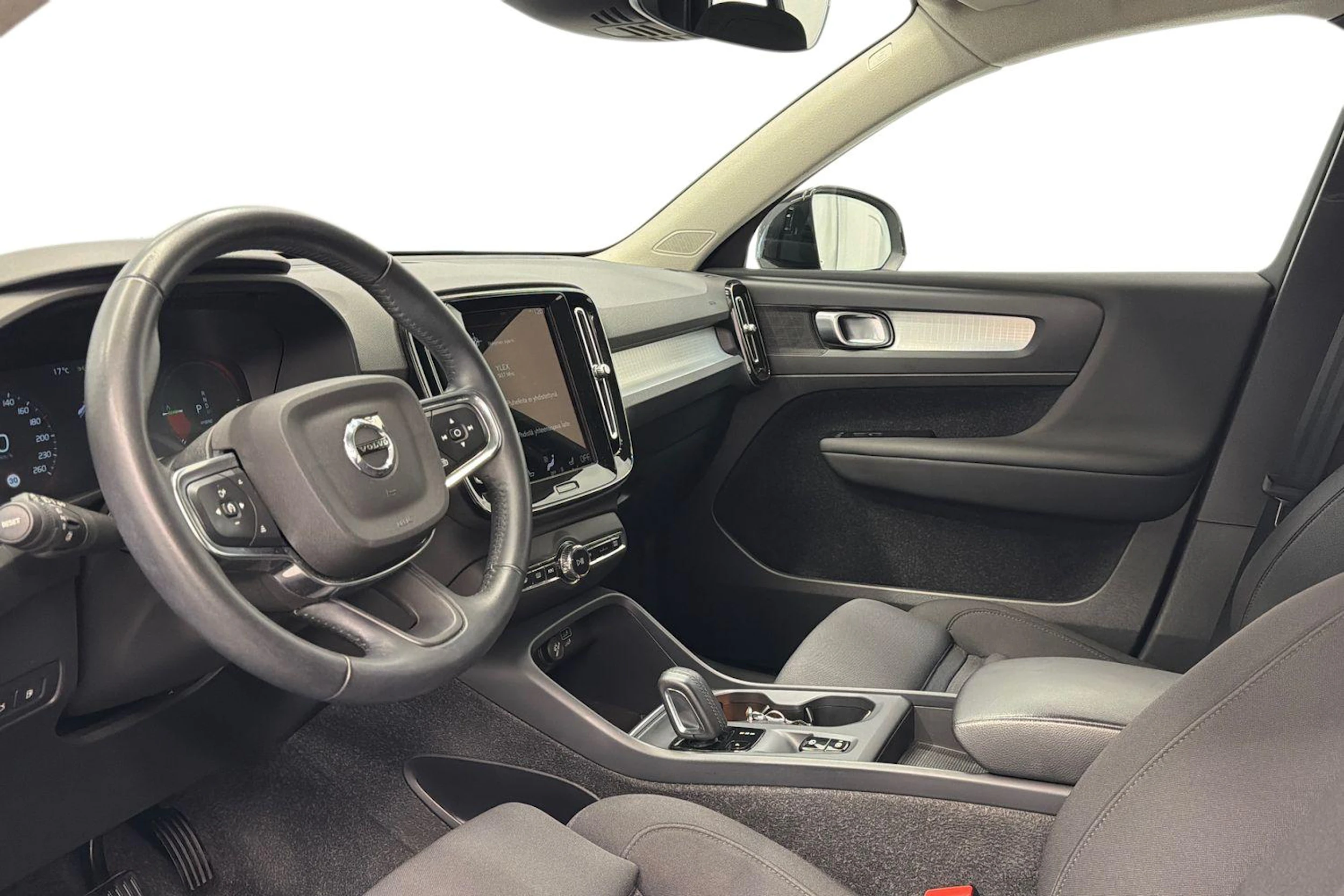 valkoinen Volvo XC40 2021 kuva 6.