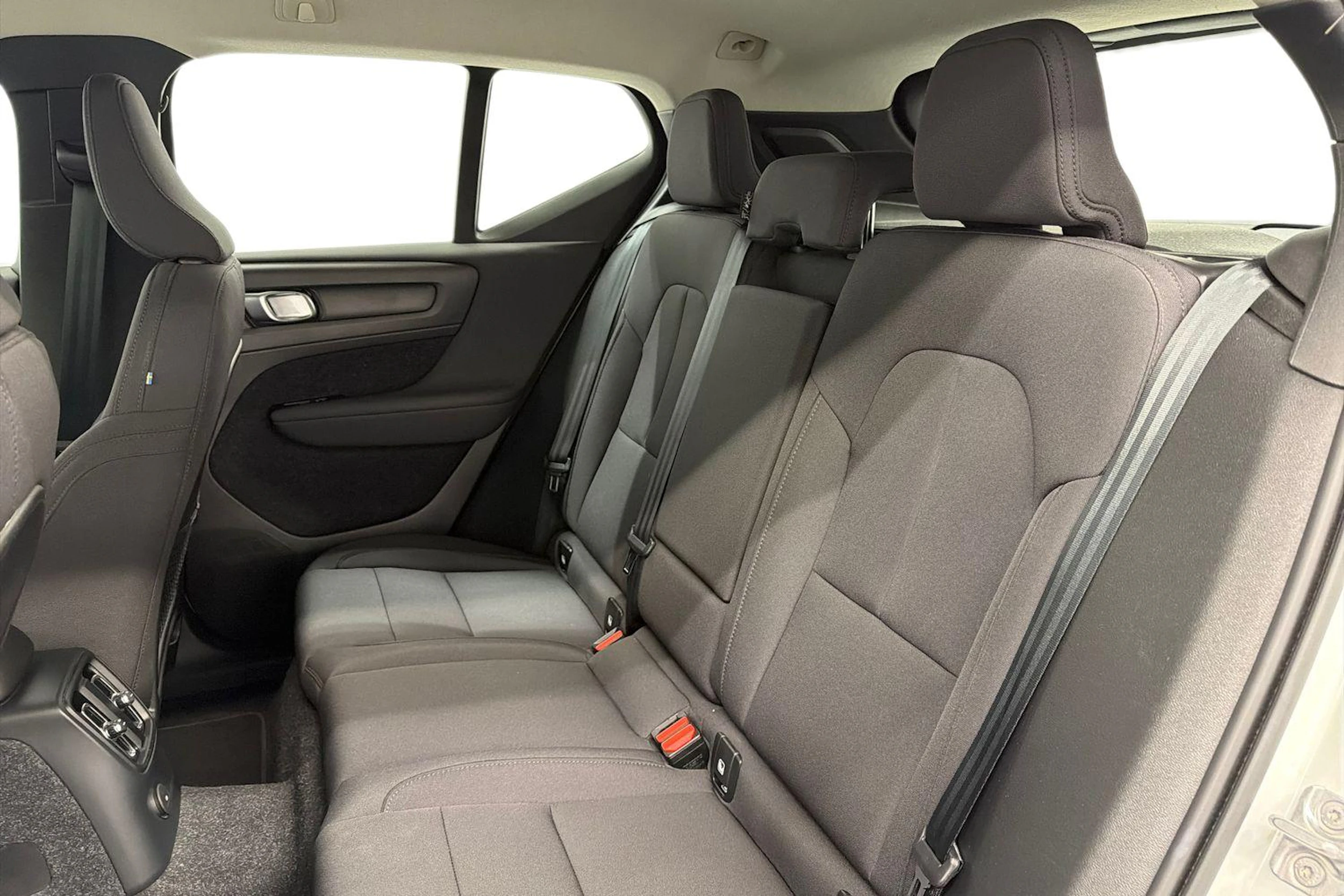 valkoinen Volvo XC40 2021 kuva 8.