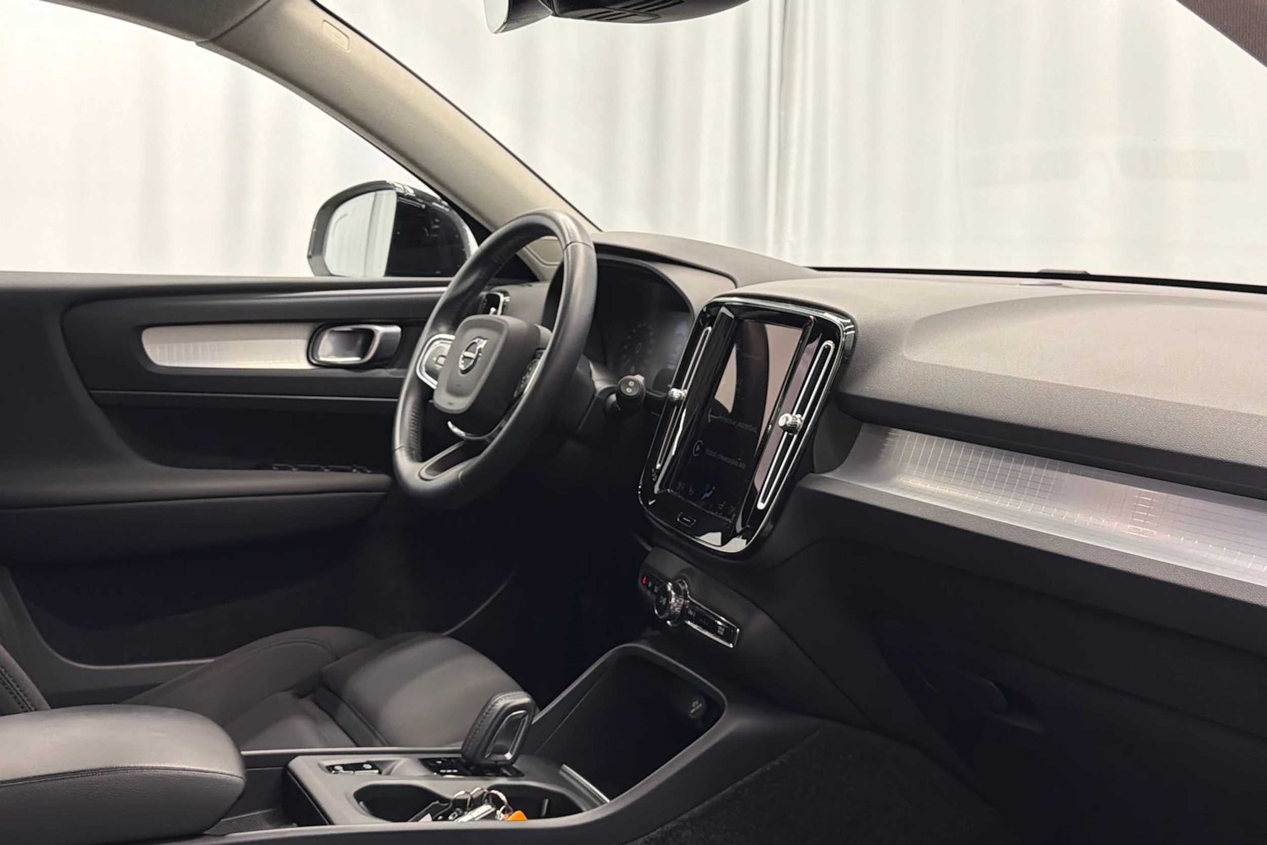 valkoinen Volvo XC40 2021 kuva 12.