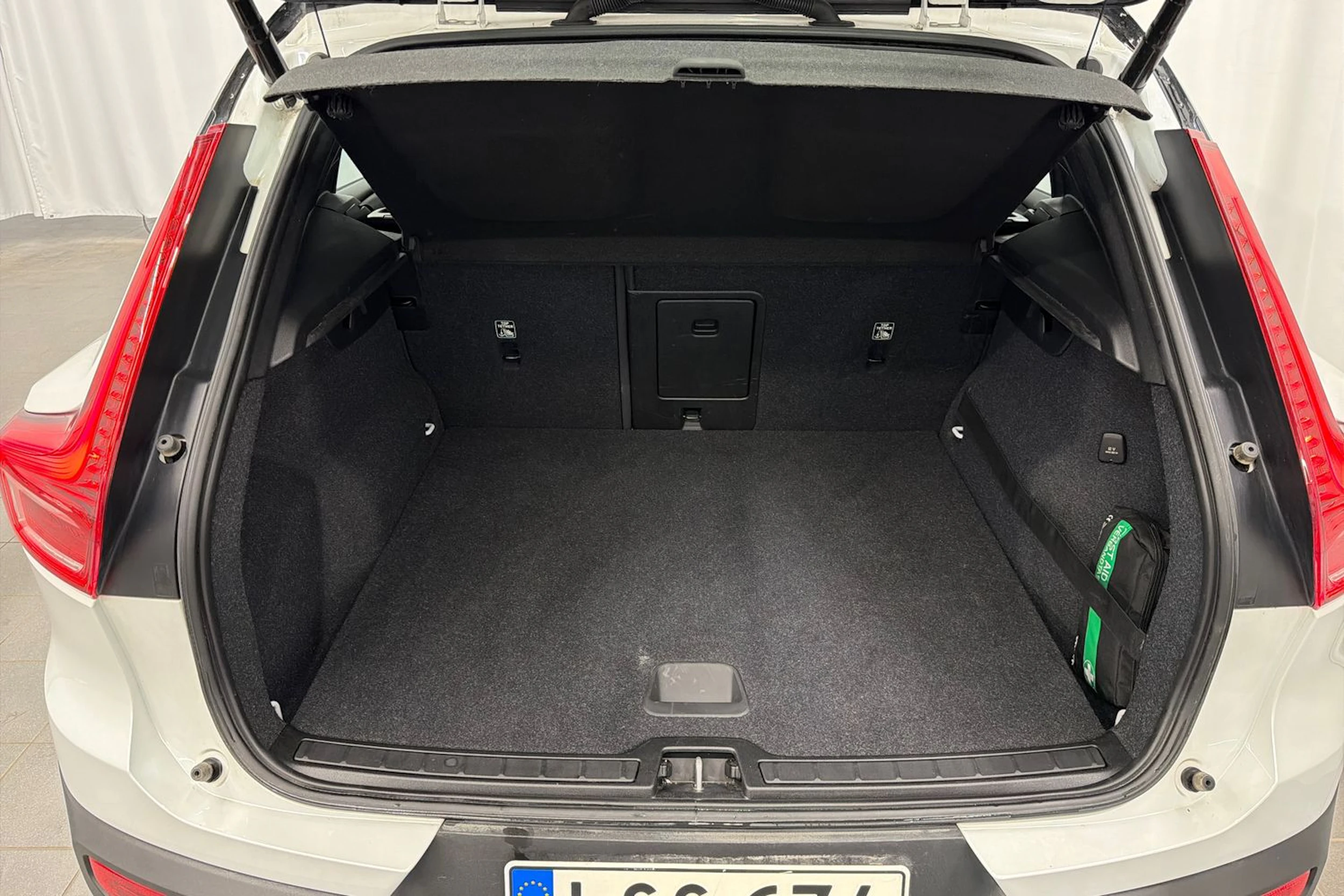 valkoinen Volvo XC40 2021 kuva 13.