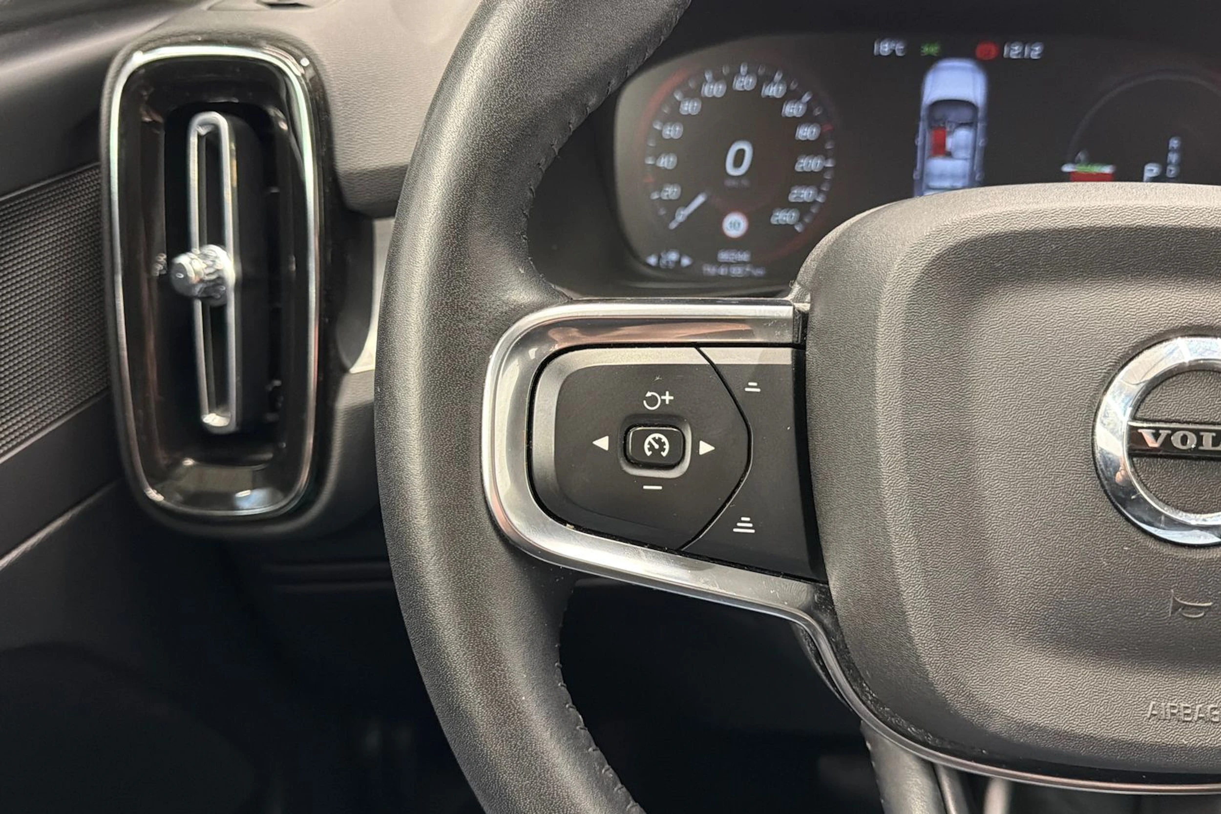 valkoinen Volvo XC40 2021 kuva 16.