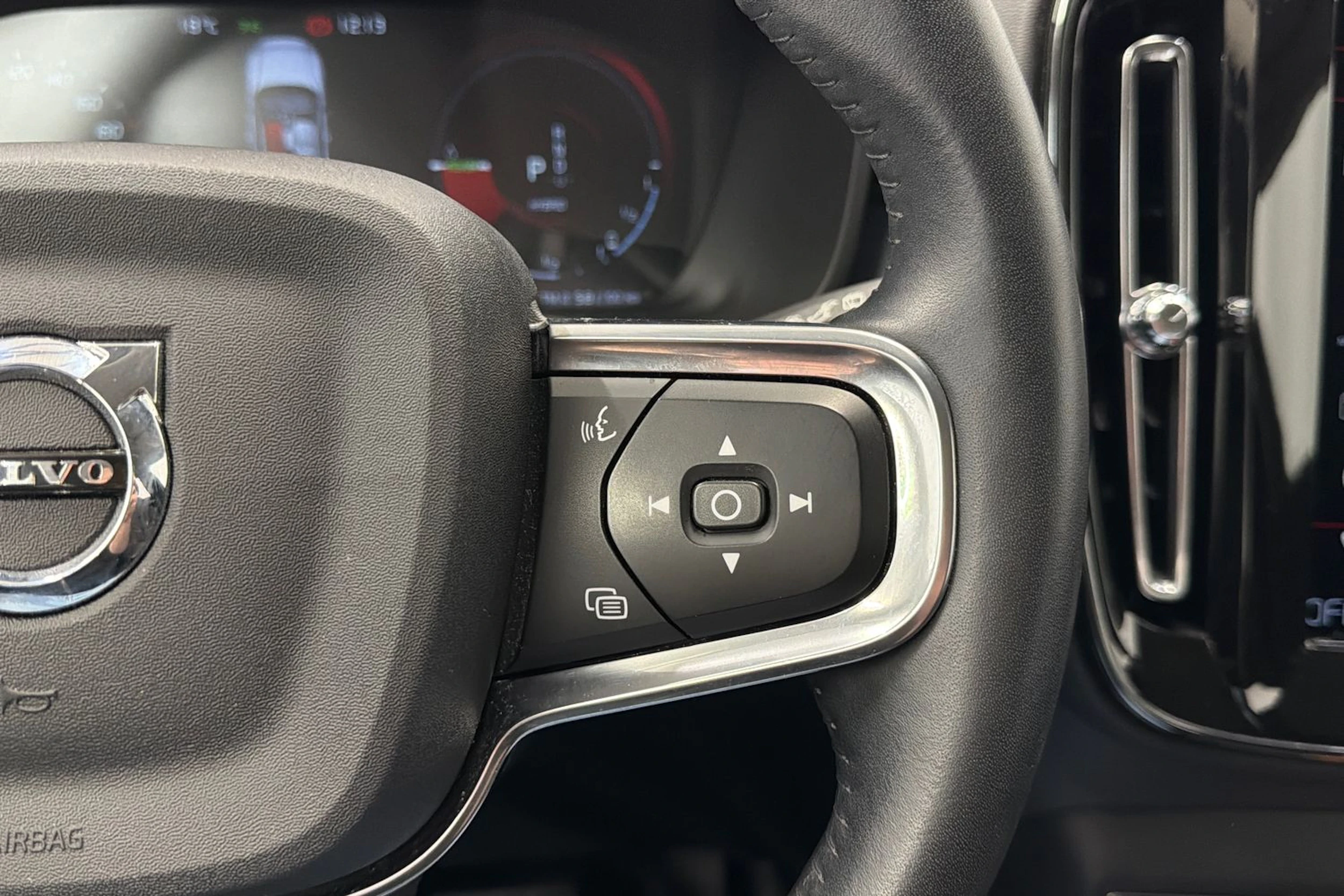 valkoinen Volvo XC40 2021 kuva 17.