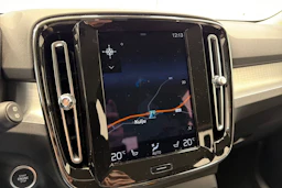 valkoinen Volvo XC40 2021 kuva 18.