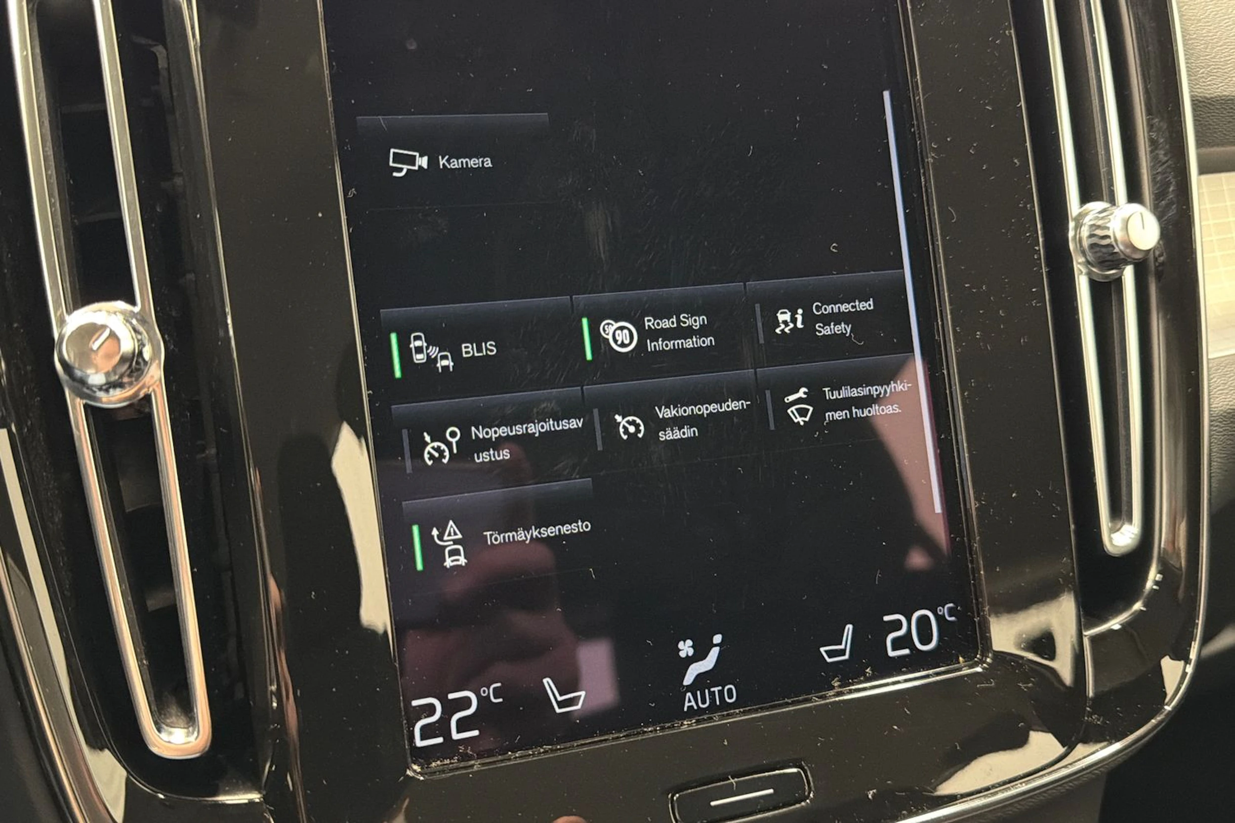 valkoinen Volvo XC40 2021 kuva 20.