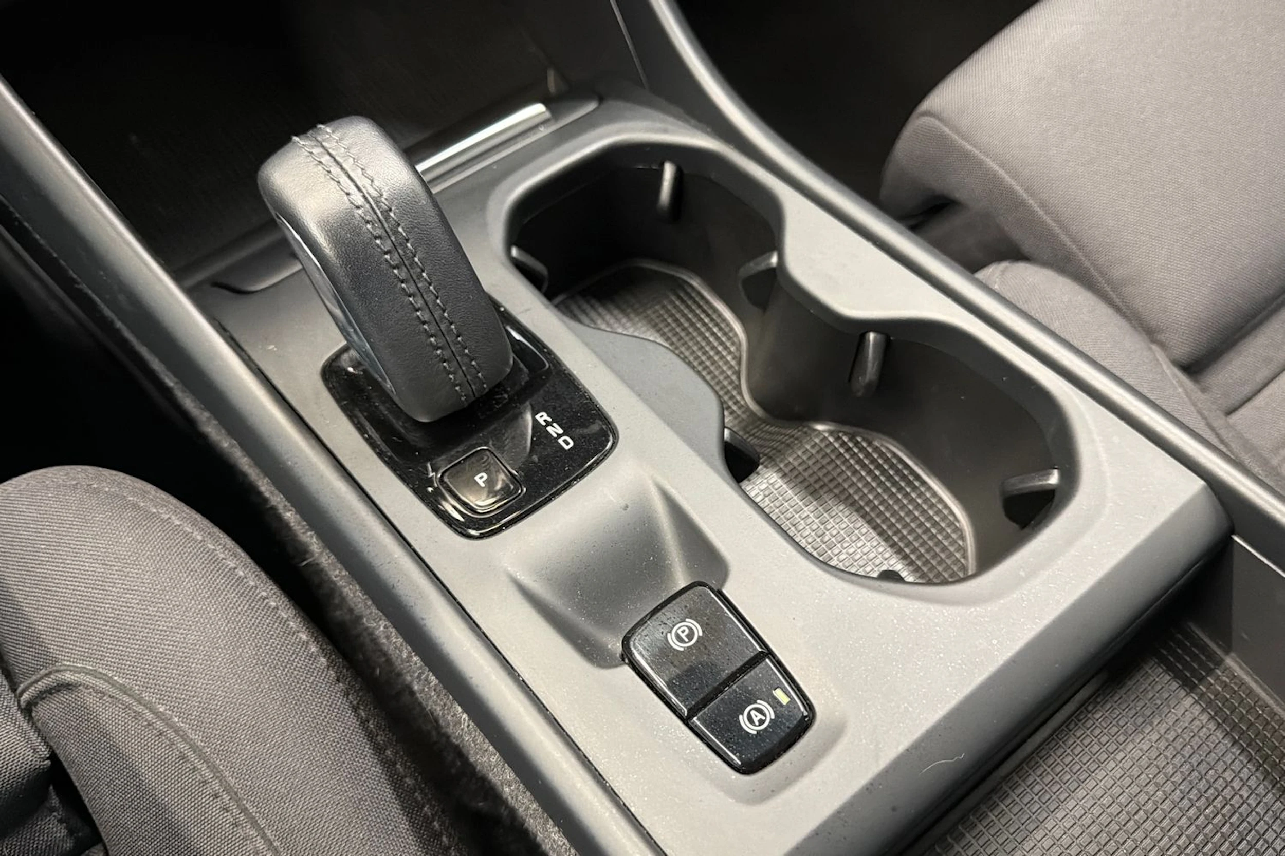valkoinen Volvo XC40 2021 kuva 23.
