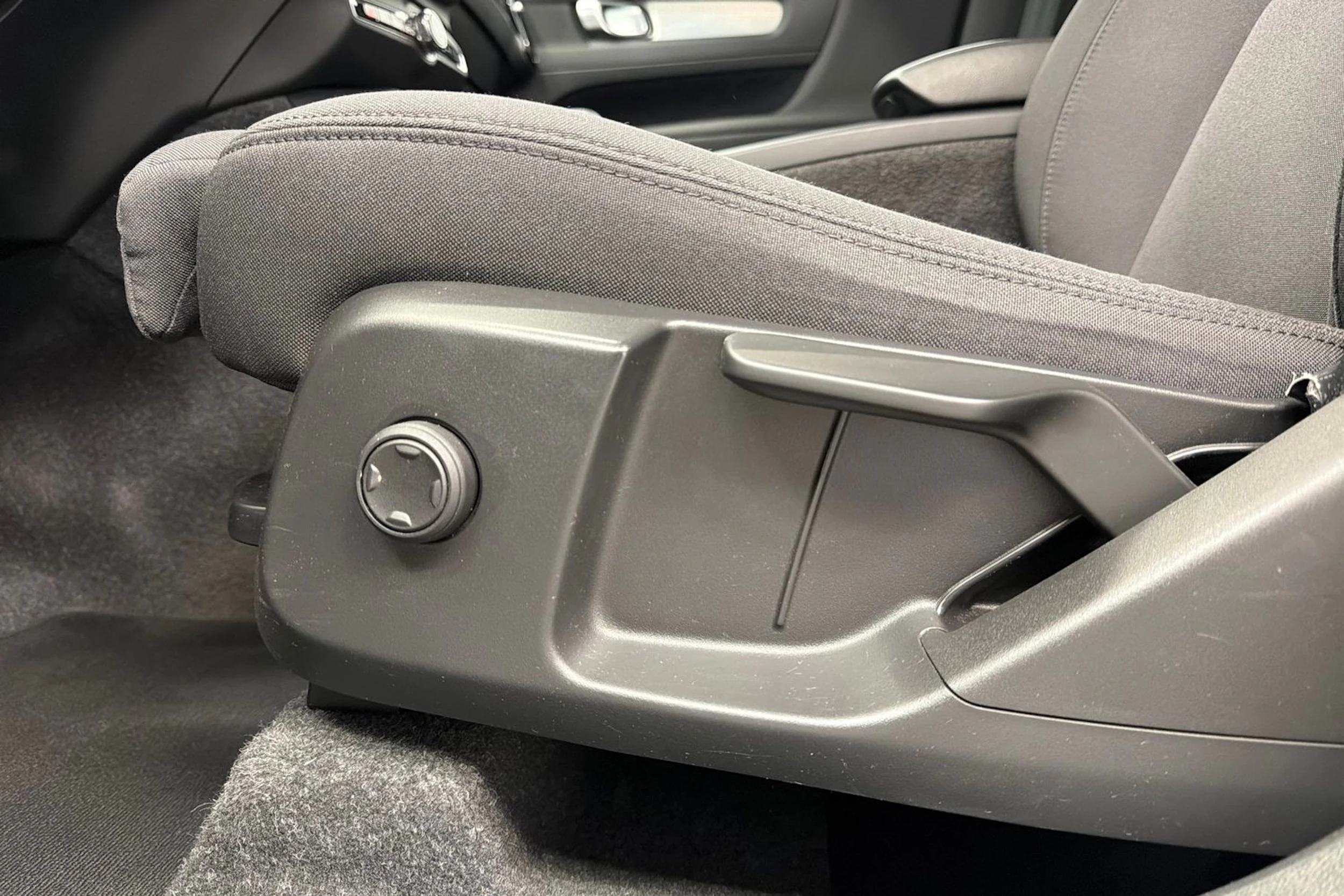valkoinen Volvo XC40 2021 kuva 25.