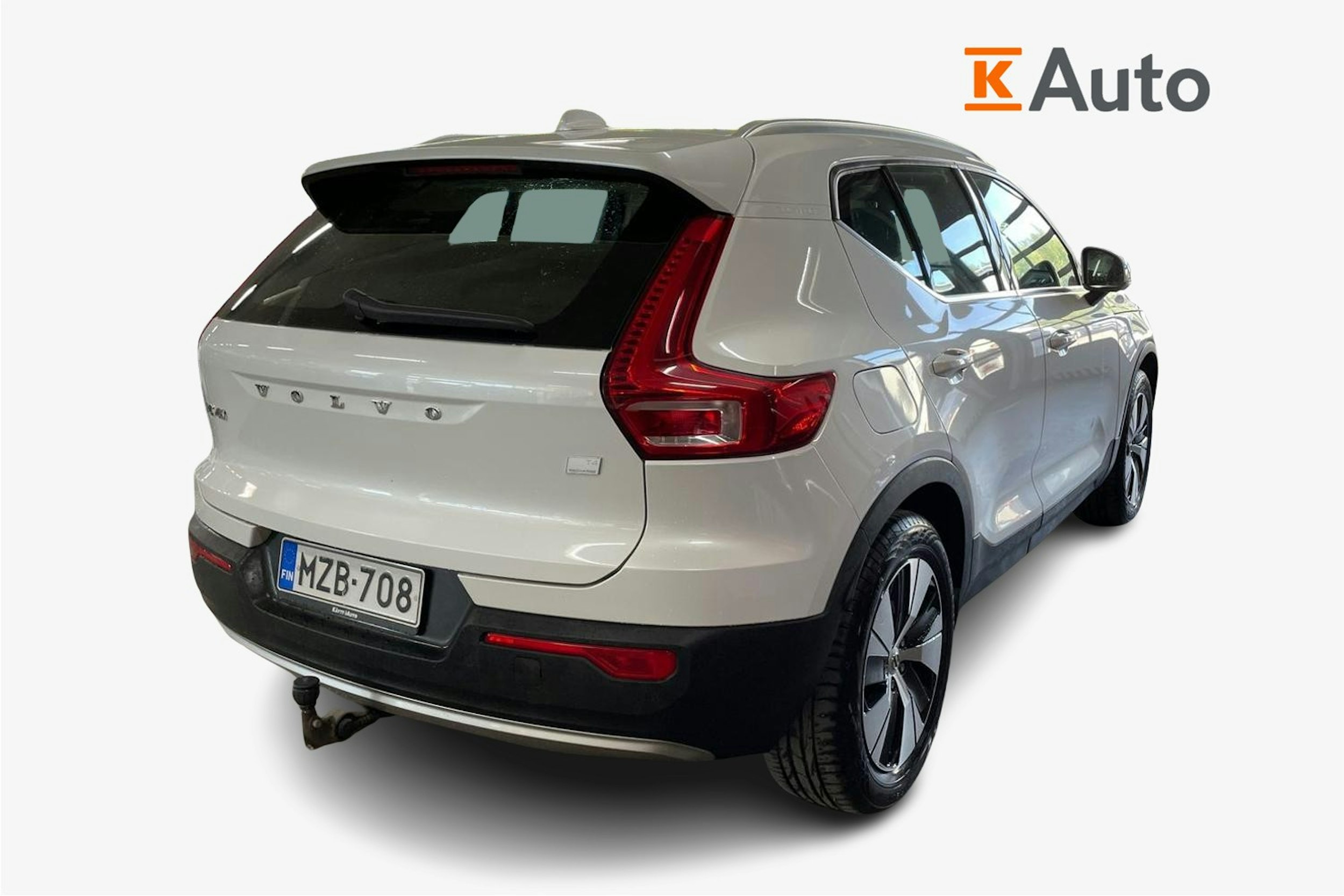 valkoinen Volvo XC40 2021 kuva 2.