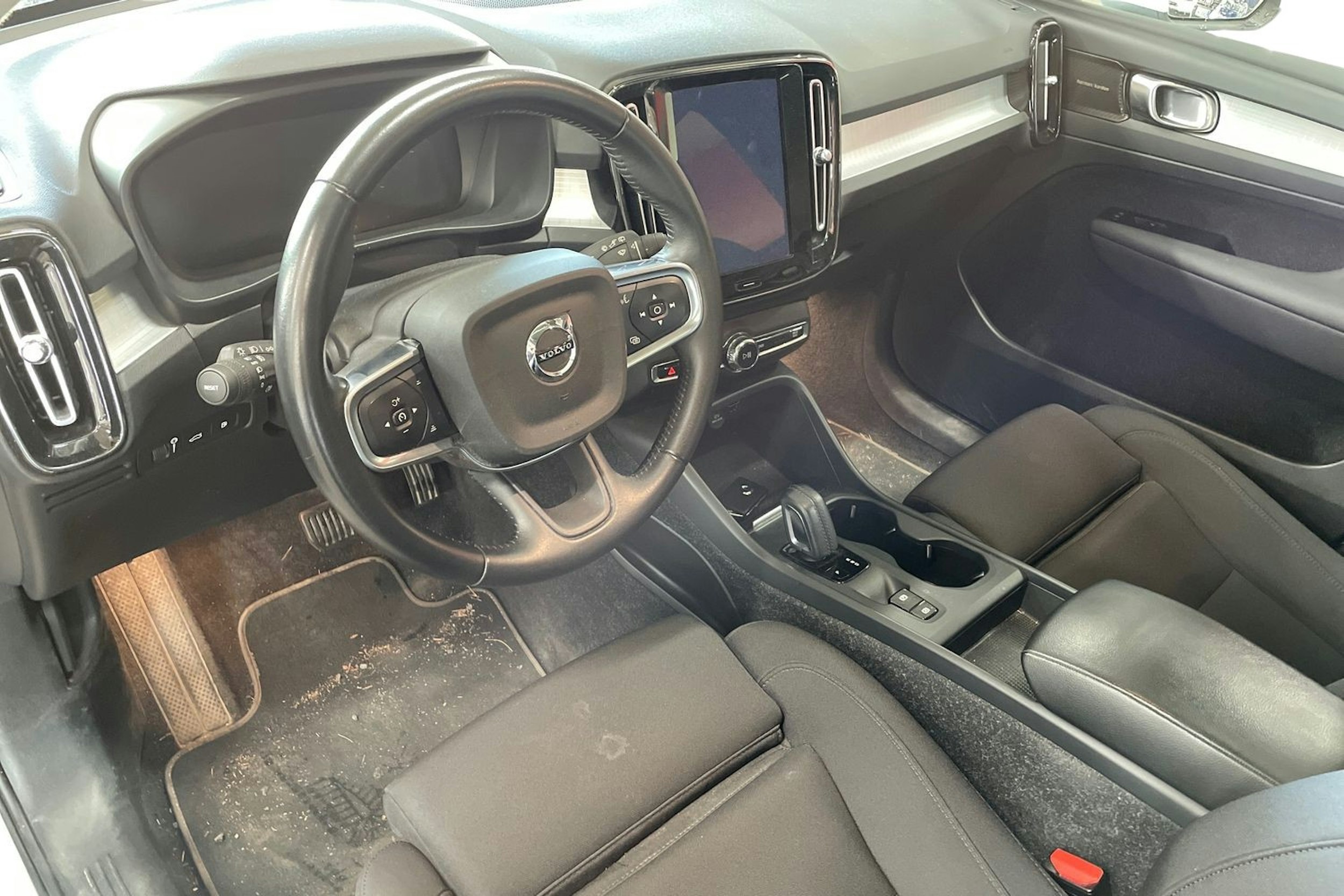 valkoinen Volvo XC40 2021 kuva 3.