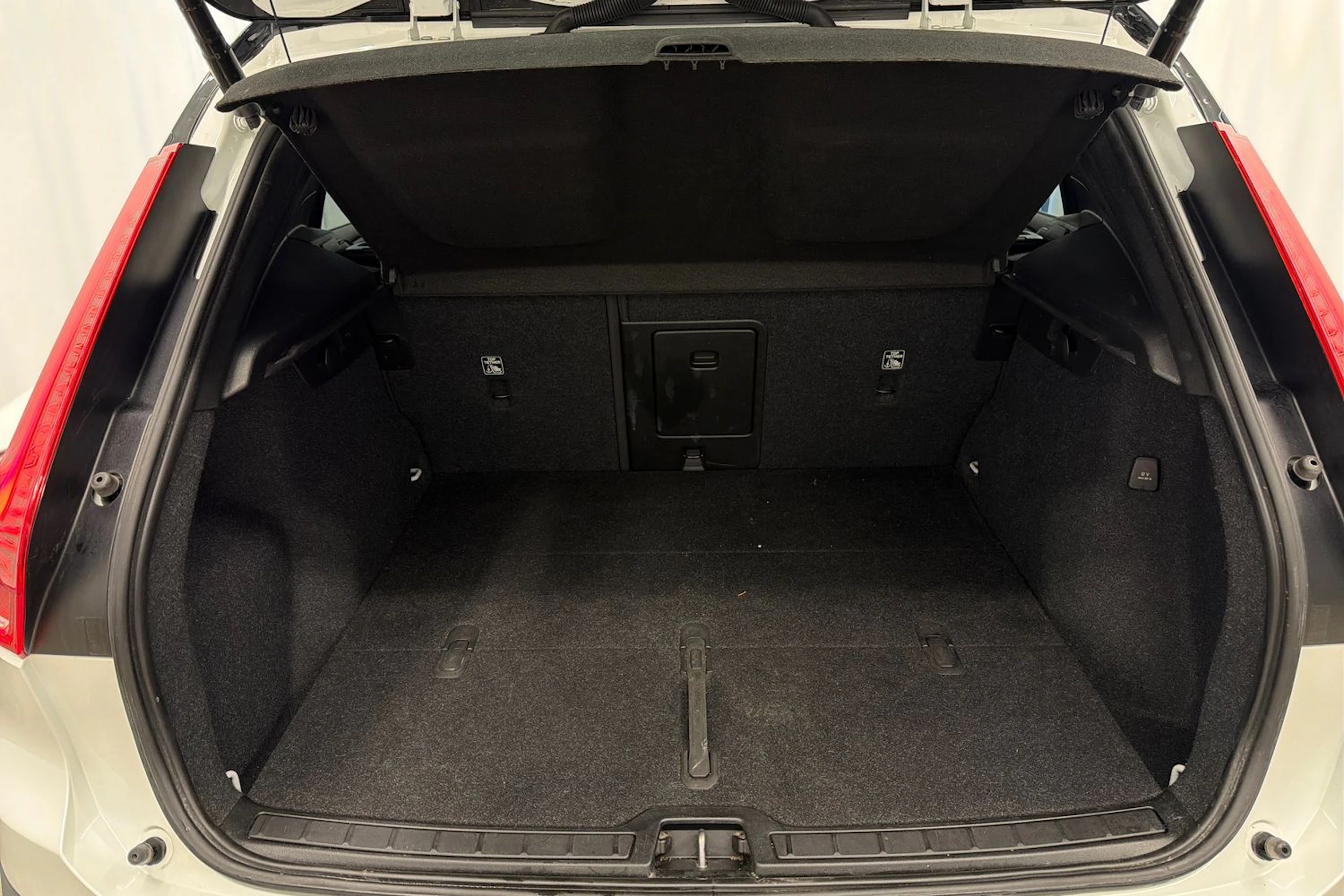 valkoinen Volvo XC40 2021 kuva 13.