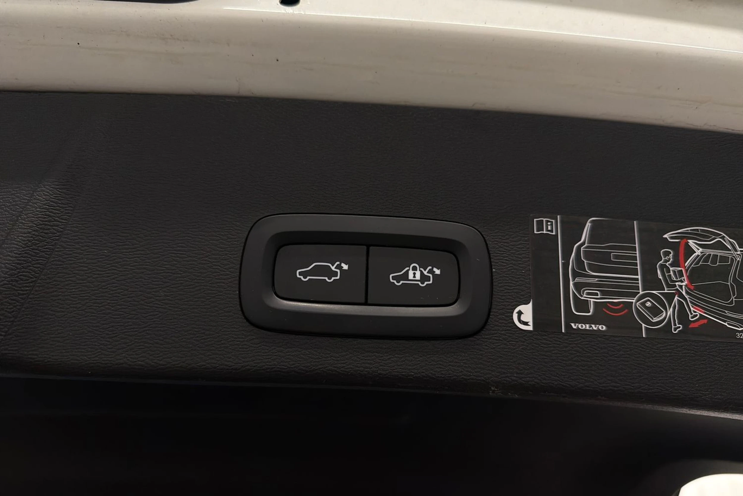 valkoinen Volvo XC40 2021 kuva 14.