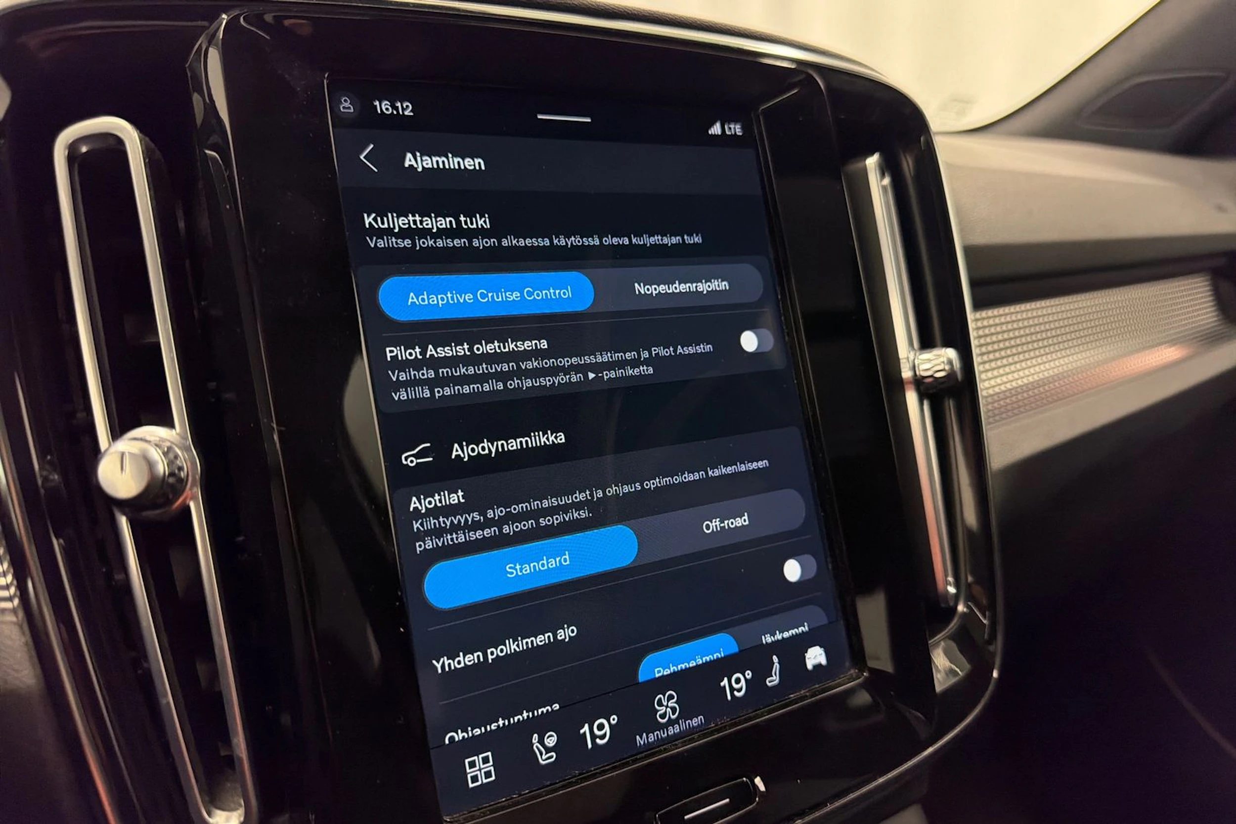 valkoinen Volvo XC40 2021 kuva 24.