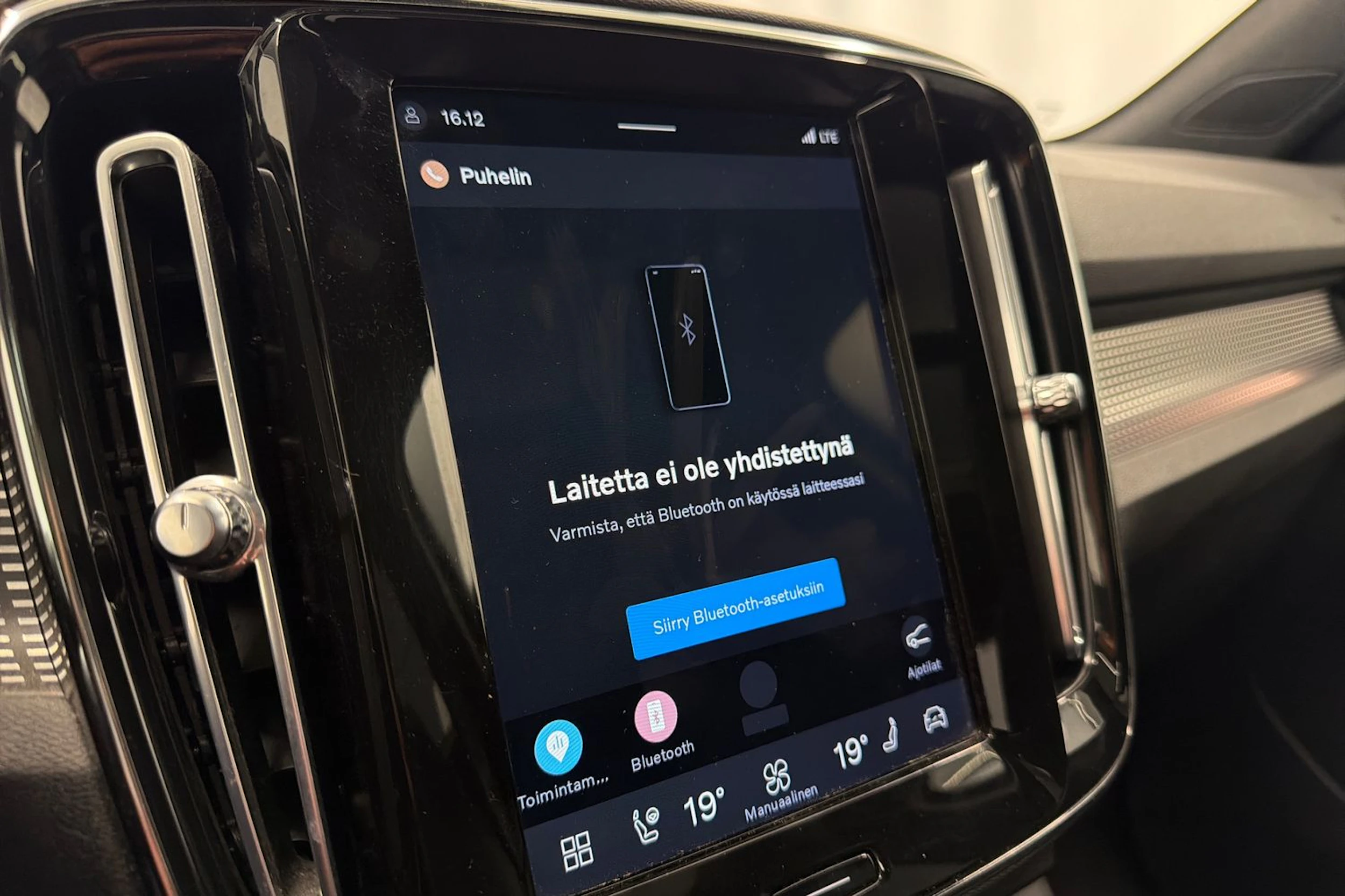 valkoinen Volvo XC40 2021 kuva 27.