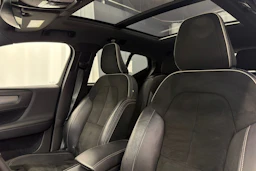 valkoinen Volvo XC40 2021 kuva 32.