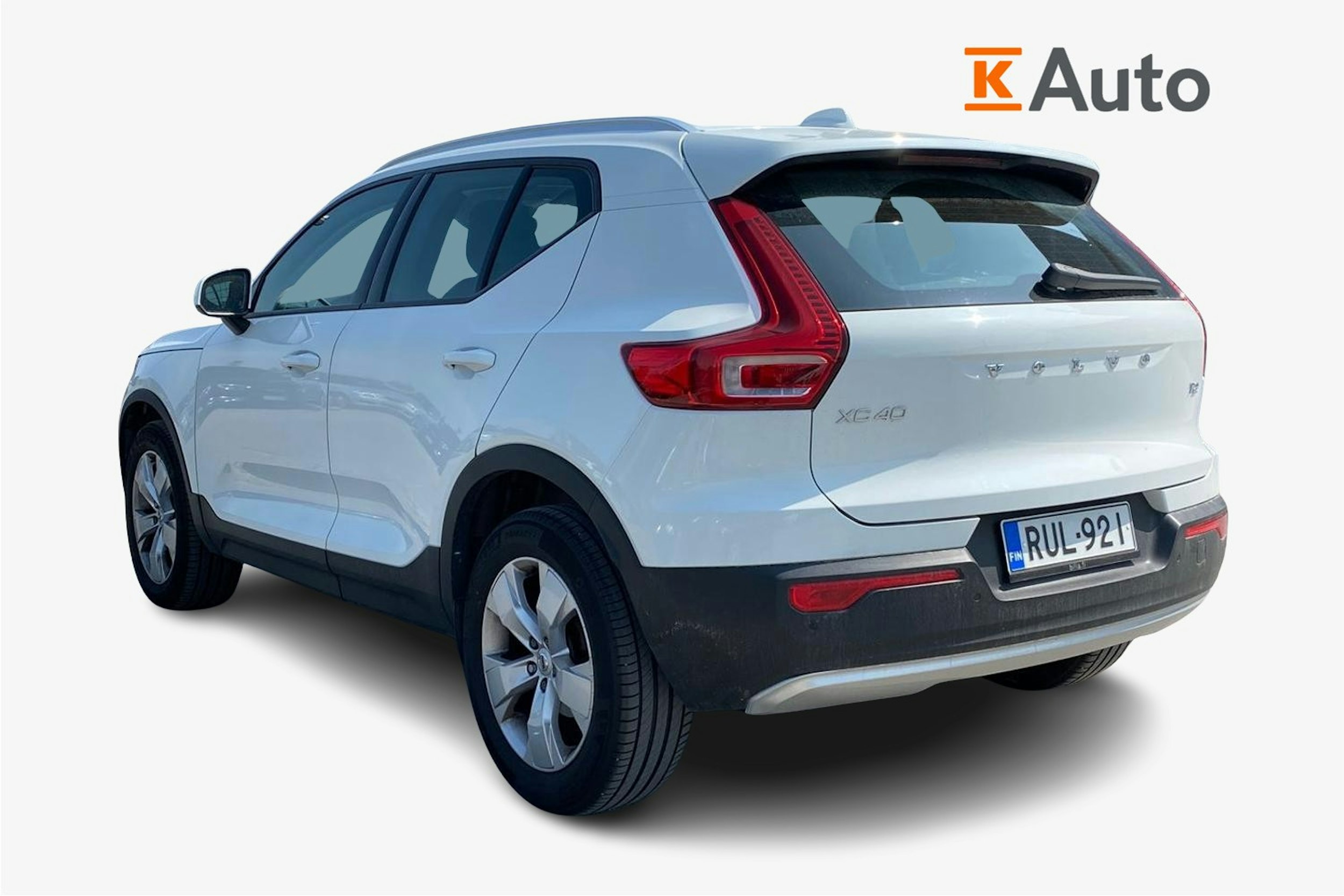 valkoinen Volvo XC40 2021 kuva 2.