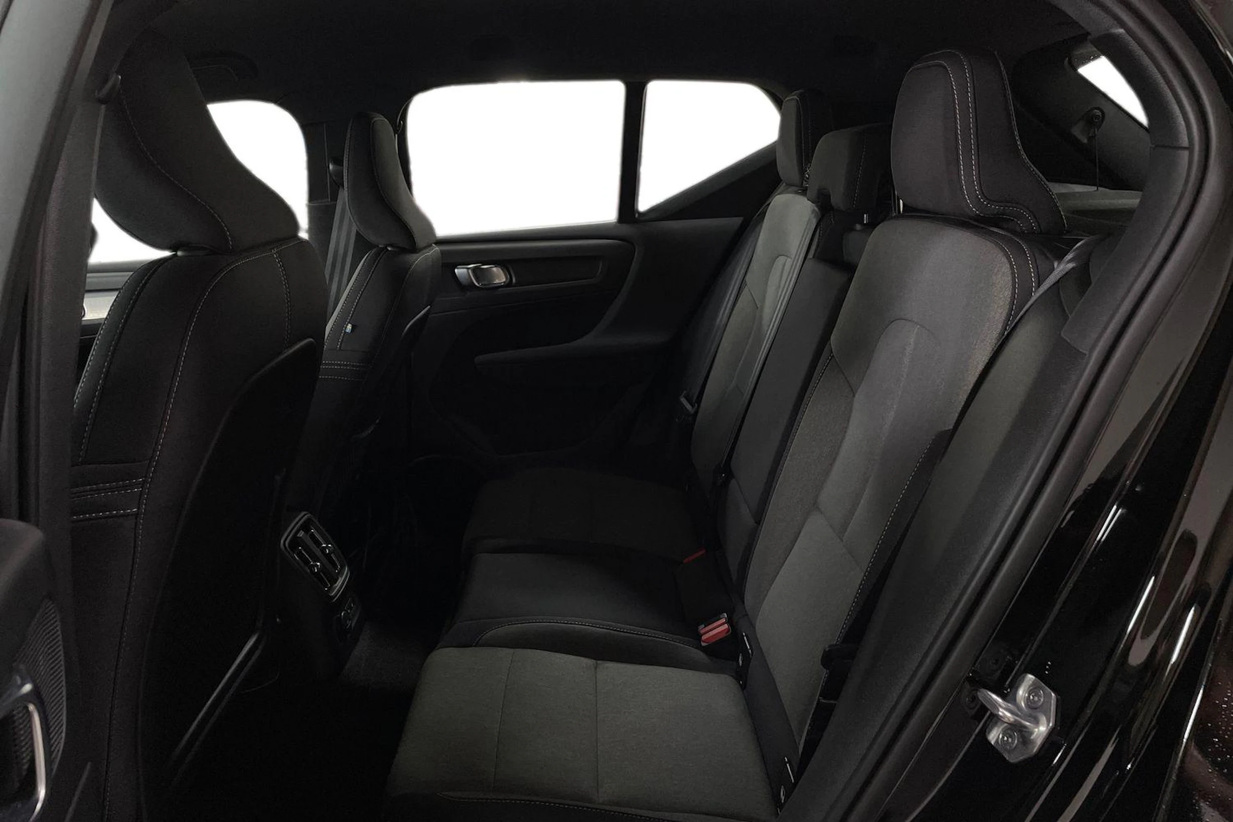 musta Volvo XC40 2021 kuva 8.