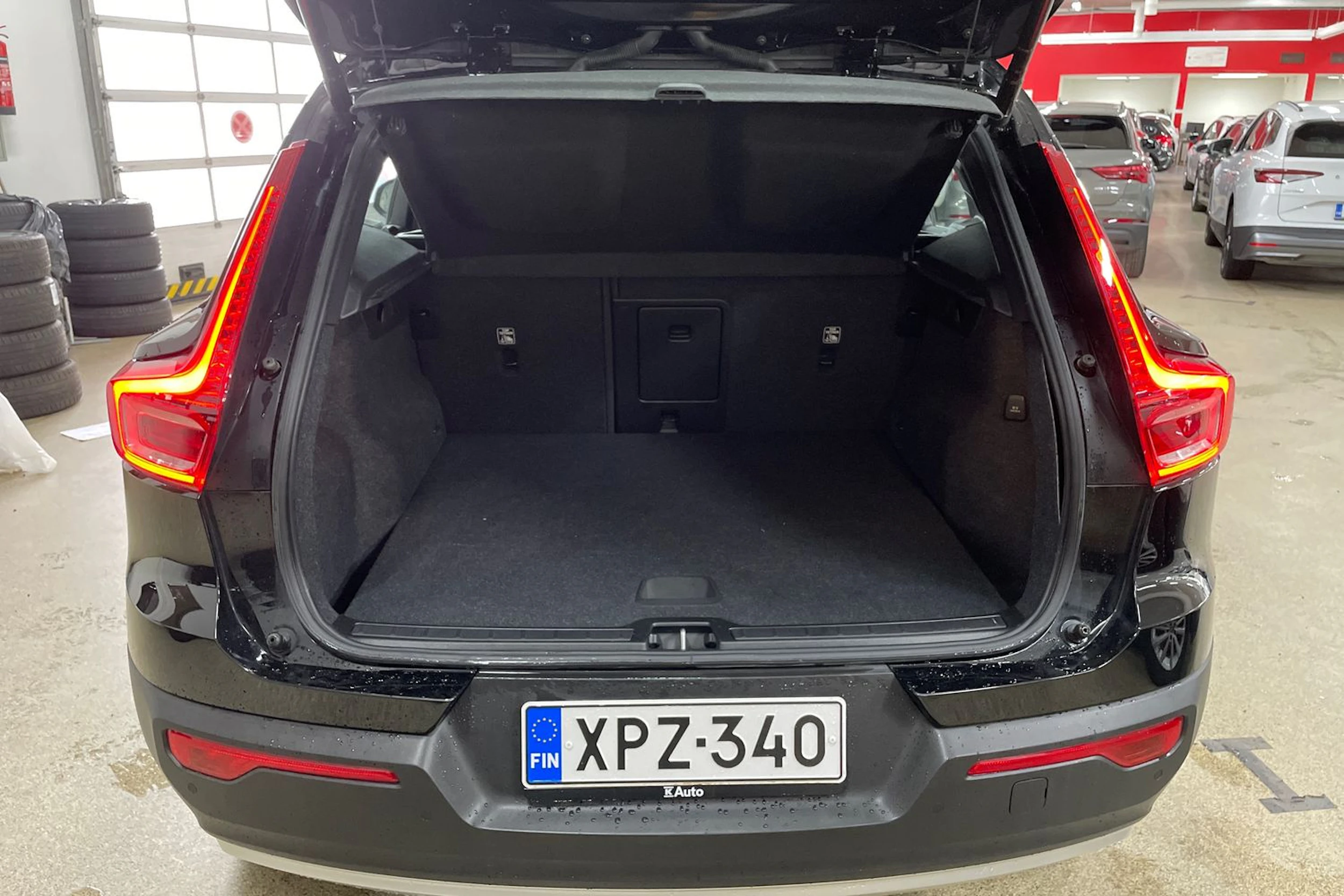 musta Volvo XC40 2021 kuva 11.